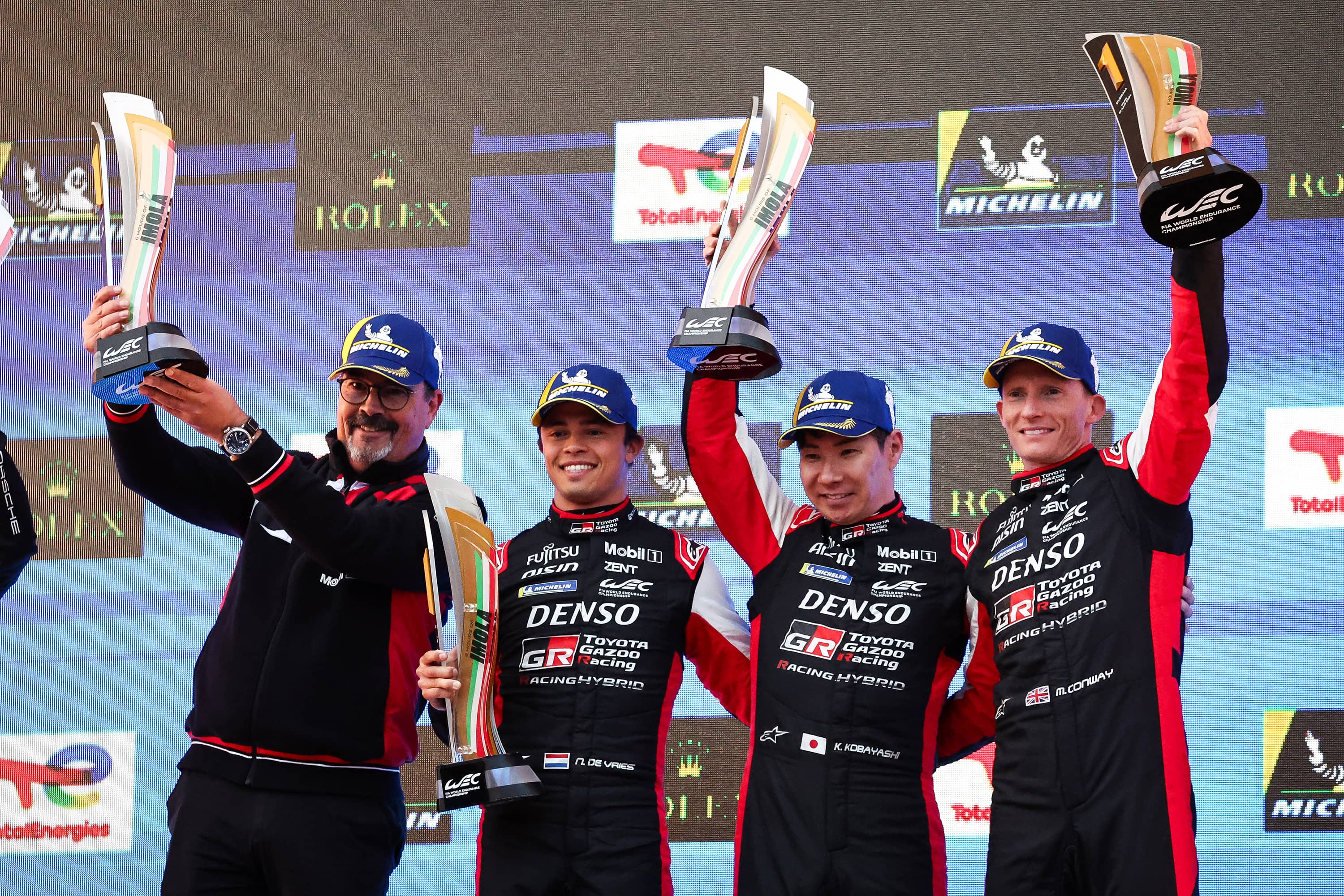 Toyota Gazoo Racing siegt in Imola<br>
von links nach rechts:<br>
Rob Leupen (Managing Director / Vice President Toyota Gazoo Racing Europe), Nyck de Vries, Kamui Kobayashi, Mike Conway
