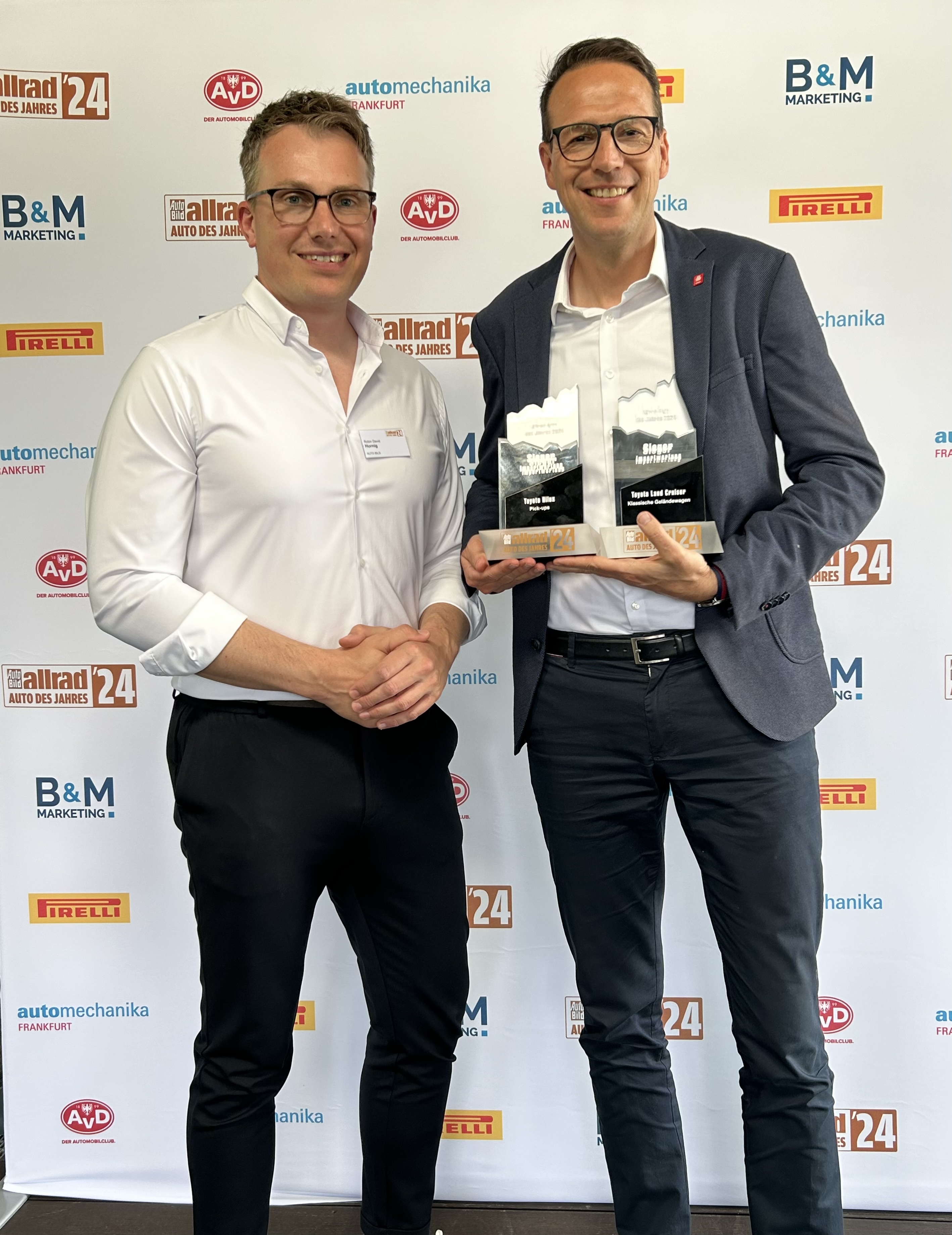 Doppelsieg für Toyota bei den Auto Bild Allrad Awards 2024<br>
Toyota Land Cruiser und Hilux als Allradautos des Jahres ausgezeichnet<br>
<br>
von links nach rechts:<br>
Robin Hornig, Chefredakteur Auto Bild, Mario Köhler COO & Commercial Director, Toyota

