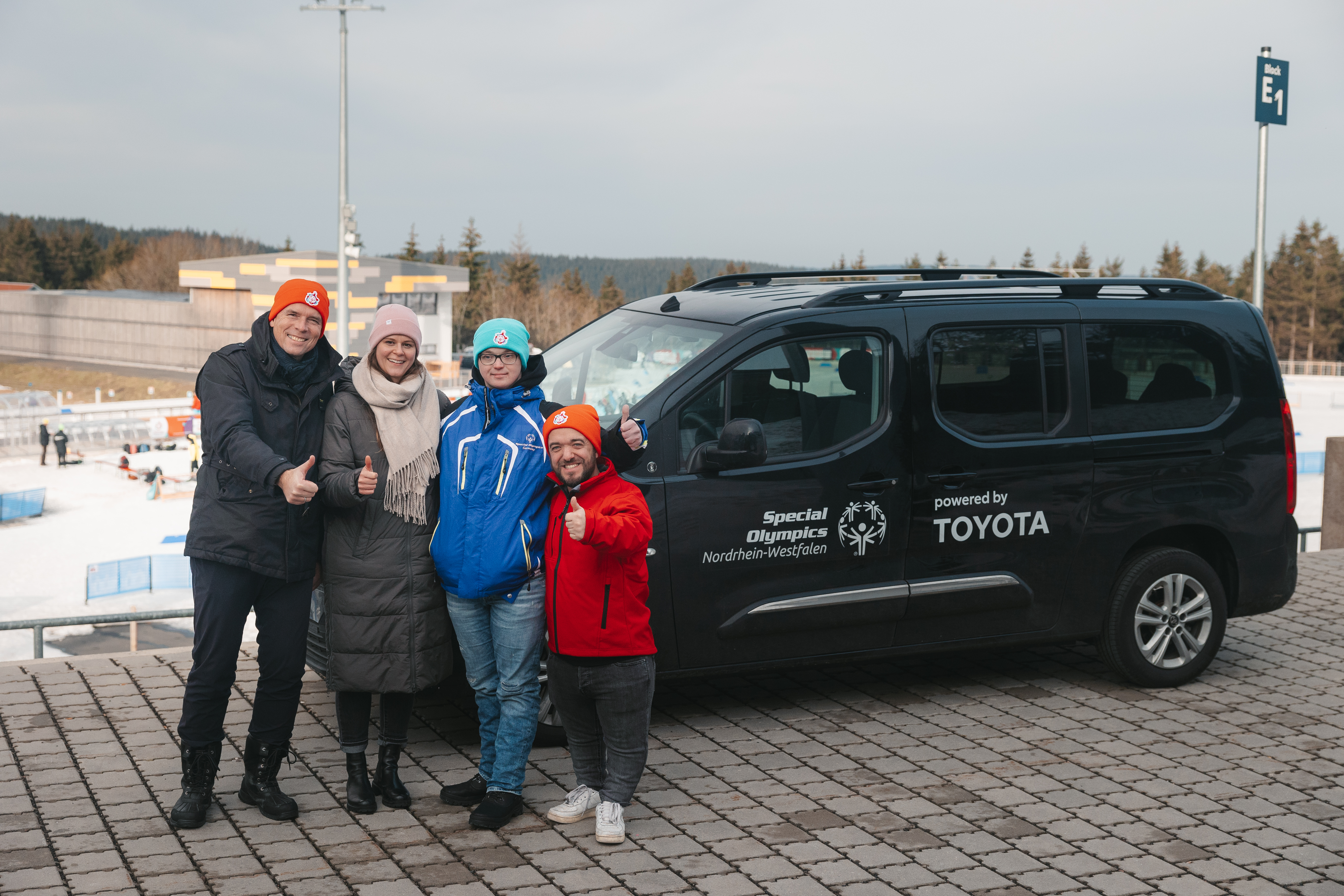 Toyota unterstützt Landesspiele von Special Olympics Nordrhein-Westfalen<br>
Deutschlandweit größte inklusive Multisport-Veranstaltung des Jahres<br>
<br>
von links nach rechts:<br>
André Schmidt, Präsident Toyota Deutschland<br>
Pia Horenkamp ,Geschäftsleiterin SO NRW<br>
Christian Pohler,  Athletensprecher SO NRW<br>
Mathias Mester, Team Toyota Athlet
