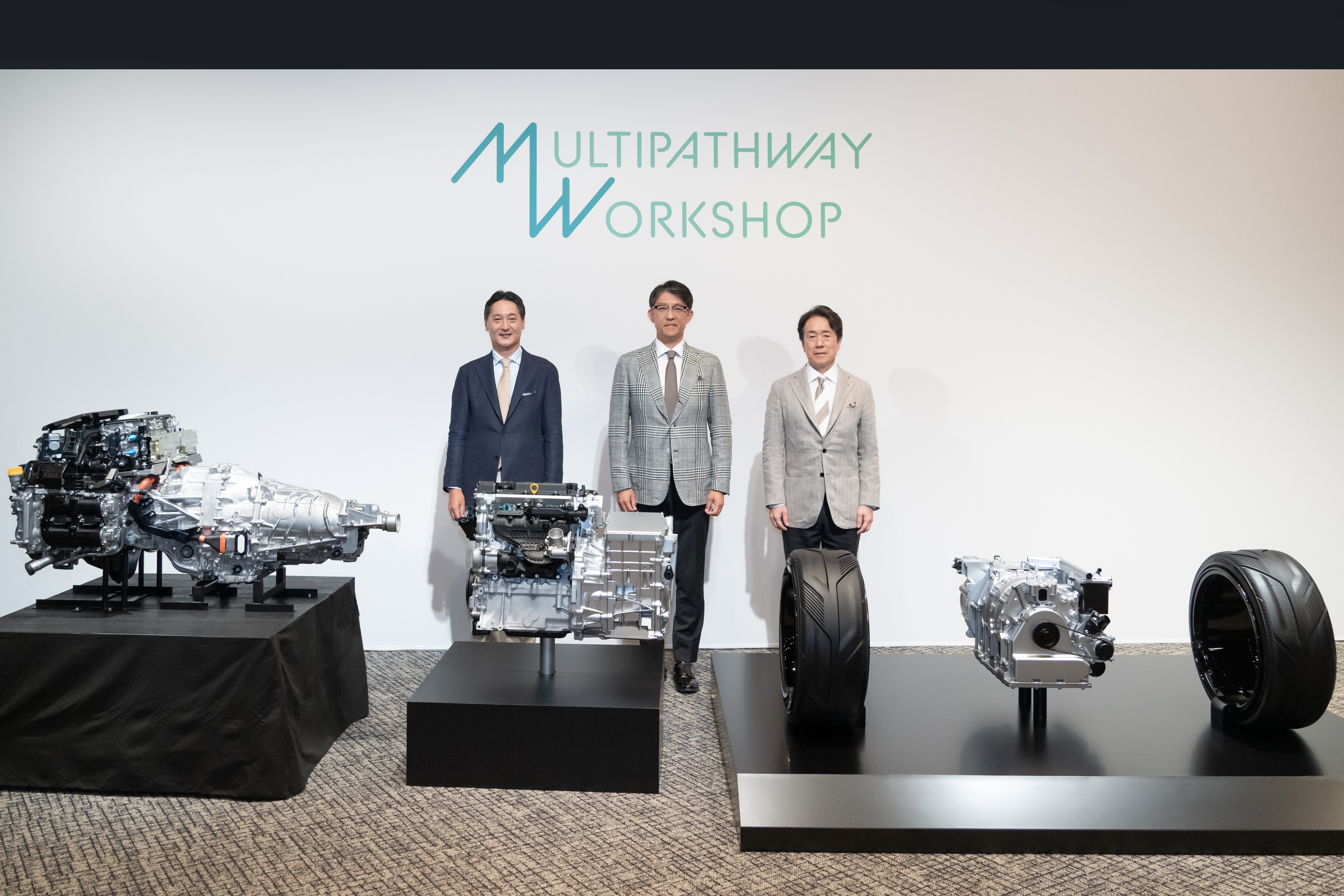 von links nach rechts:<br>
Atsushi Osaki, Representative Director, President and CEO, SUBARU CORPORATION<br>
Koji Sato, President, Member of the Board of Directors and CEO, Toyota Motor Corporation<br>
Masahiro Moro, Representative Director, President and CEO, MAZDA Motor Corporation