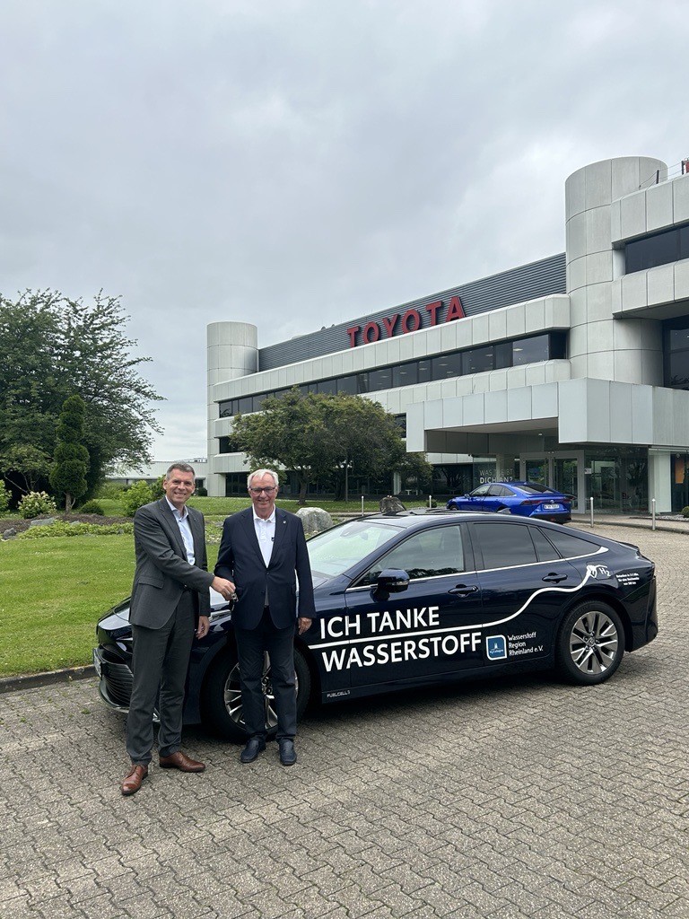 Ein weiterer Toyota Mirai für HyCologne<br>
von links nach rechts:<br>
André Schmidt, Präsident Toyota Deutschland, Dr. Albrecht Möllmann<br>
Vorstand HyCologne - Wasserstoff Region Rheinland e.V.