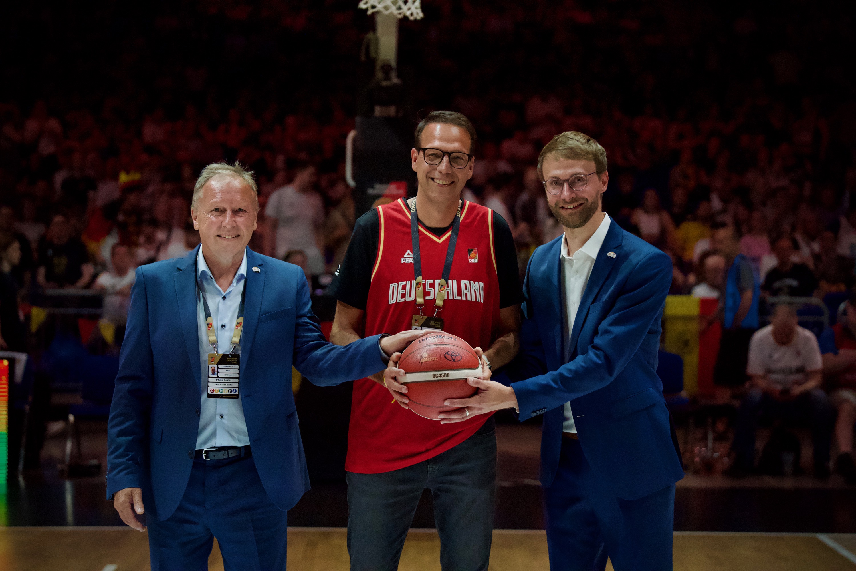 Toyota bleibt Partner der Damen Basketball Bundesligen<br>
Exklusiver Haupt- und Namenssponsor bis mindestens Sommer 2026<br>
von Links; Andreas Wagner Toyota Damen BBL Präsident, Mario Köhler COO & Commercial Director Toyota, Philipp Reuner Geschäftsführer Toyota Damen BBL