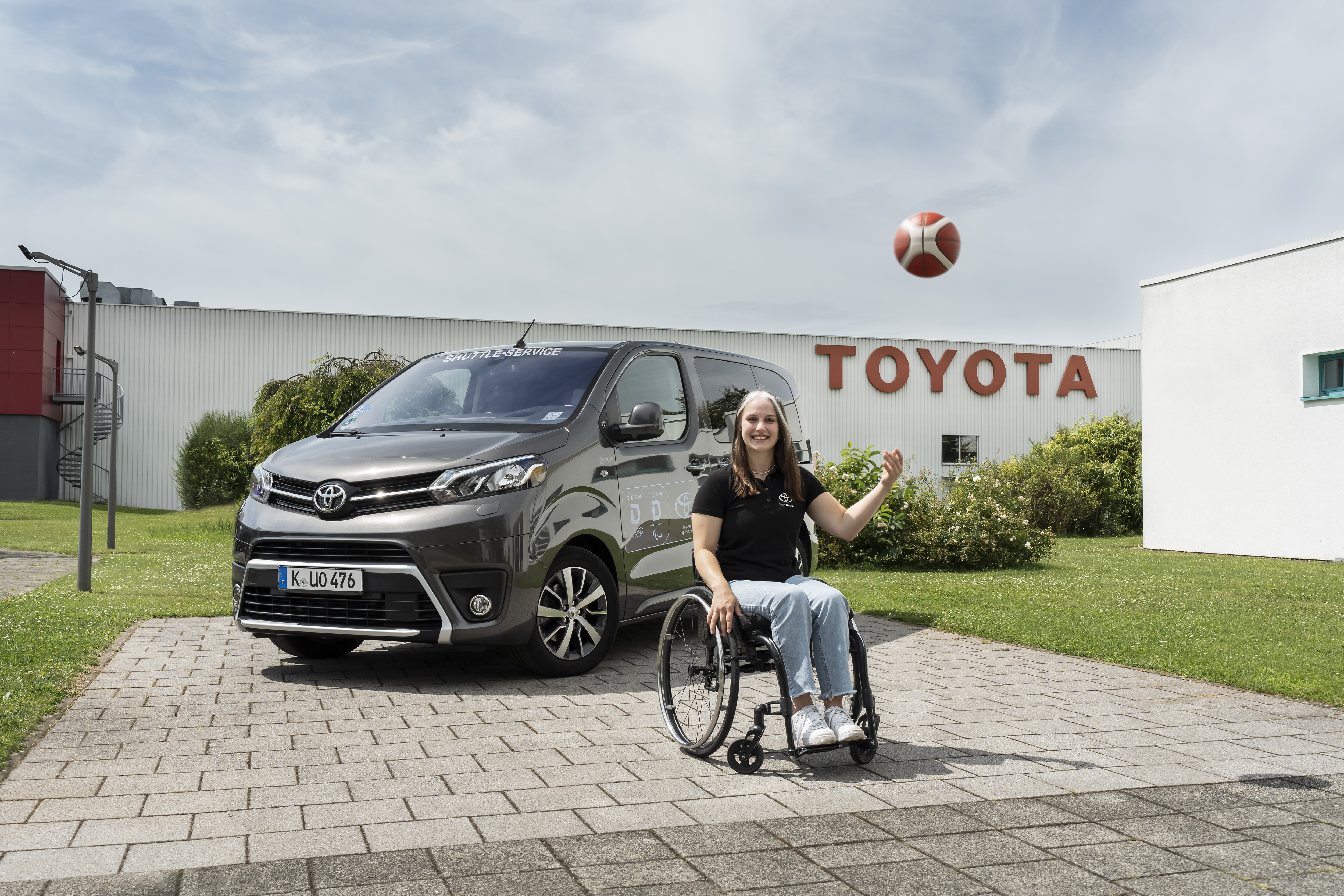 „Team Toyota“-Athletin Lisa Bergenthal mit Ihrem umgebauten Toyota Proace Verso