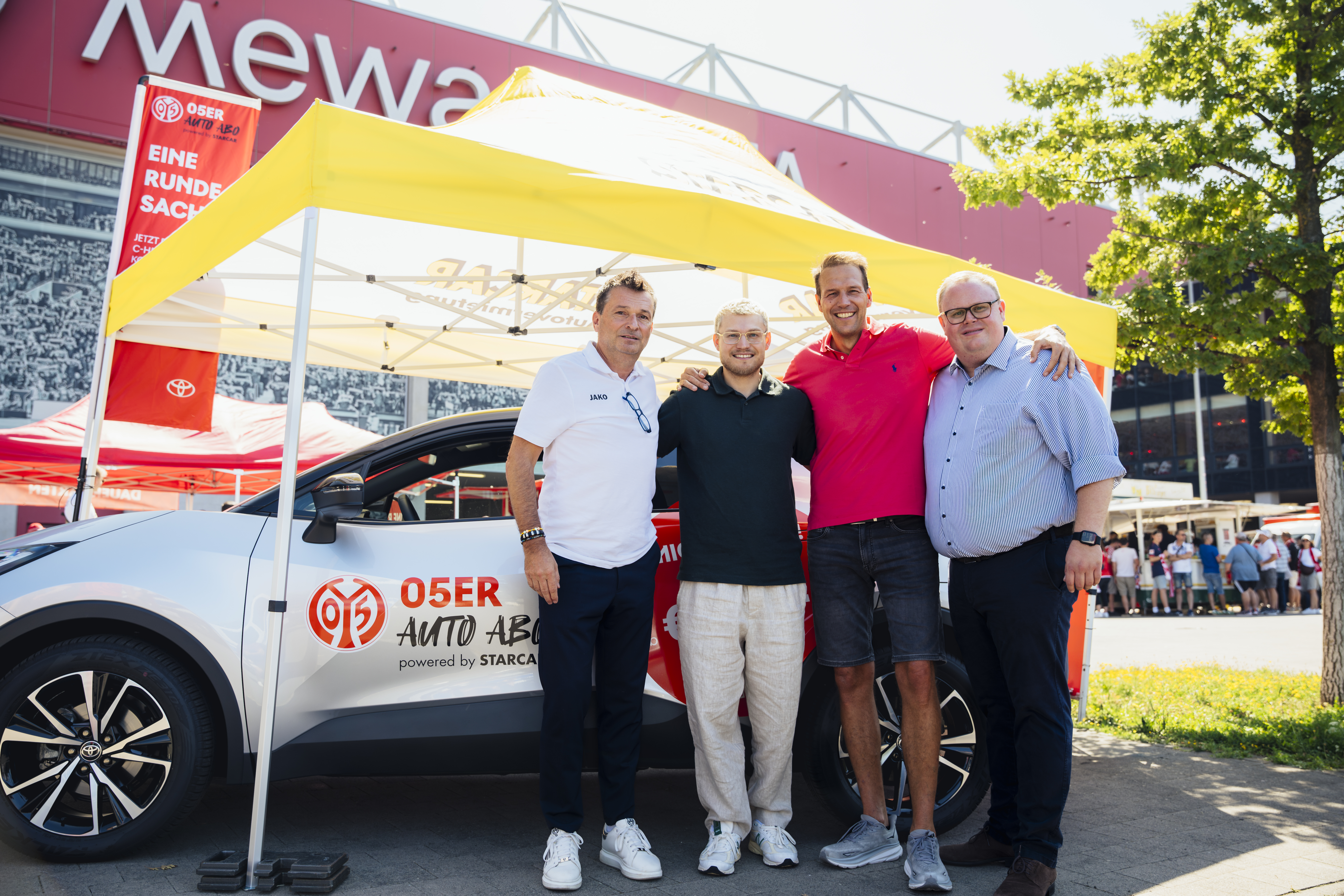 von l. nach r.: Freuen sich über den Start des neuen 05er Auto-Abos: Christian Heidel, Vorstand Sport & Kommunikation beim 1. FSV Mainz 05 e.V., Jannis Hilgerloh, Vorstandsmitglied Starcar Europa Service Group AG, Mario Köhler, COO und Commercial Director Toyota Deutschland, David Schössler, Direktor B2B beim 1. FSV Mainz 05 e.V.<br>
Fotoquelle: Benjamin Schulze für Starcar