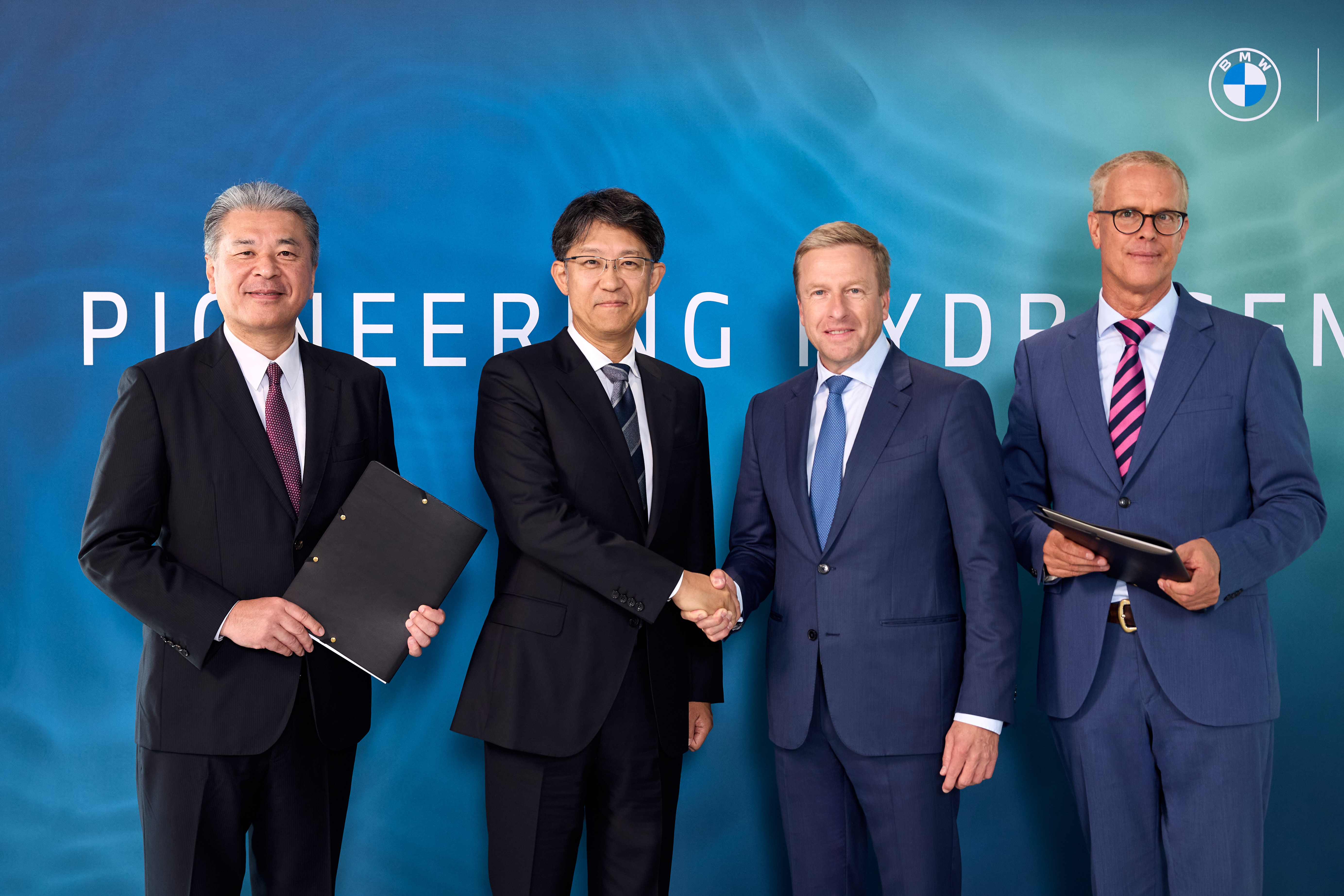 Von links: Hiroki Nakajima, Mitglied des Board of Directors, Executive Vice President Toyota Motor Corporation; Koji Sato, Präsident und Mitglied des Board of Management (Representative Director) Toyota Motor Corporation; Oliver Zipse, Vorsitzender des Vorstands der BMW AG; Frank Weber, Mitglied des Vorstands der BMW AG, Entwicklung