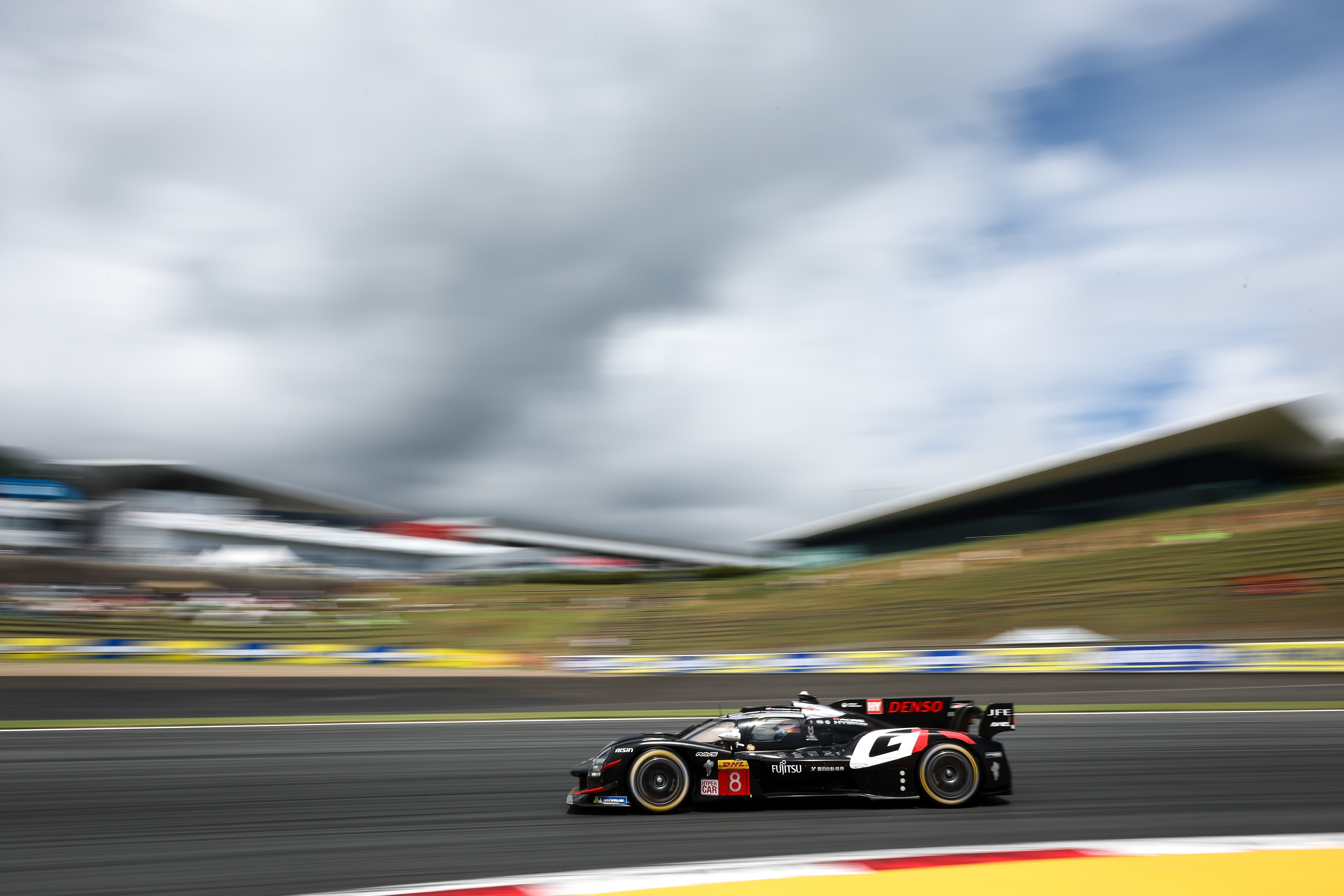 87909 Enttäuschendes Heimrennen für Toyota Gazoo Racing<br>
GR010 Hybrid mit der Startnummer 8 nach später Strafe auf Platz zehn