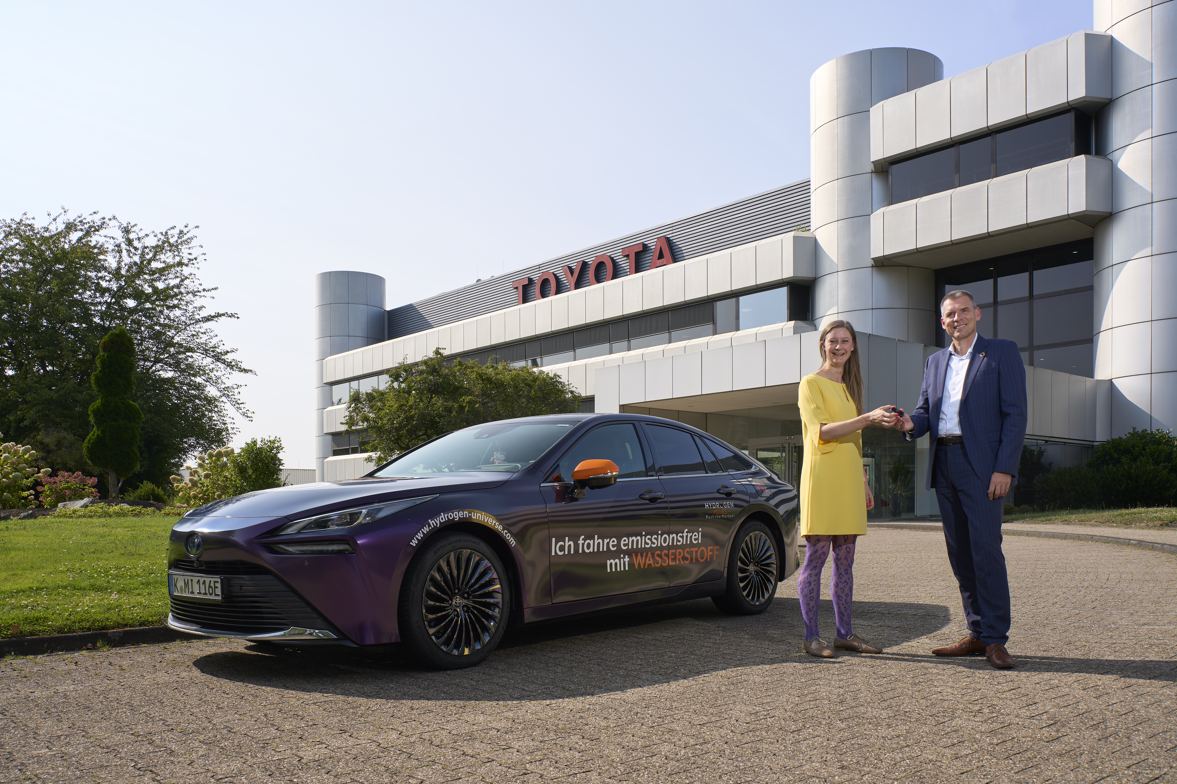 Nachhaltig unterwegs: Toyota Mirai an Hydrogen Moves übergeben<br>
Unternehmen als unabhängiger und strategischer Wasserstoff-Berater tätig