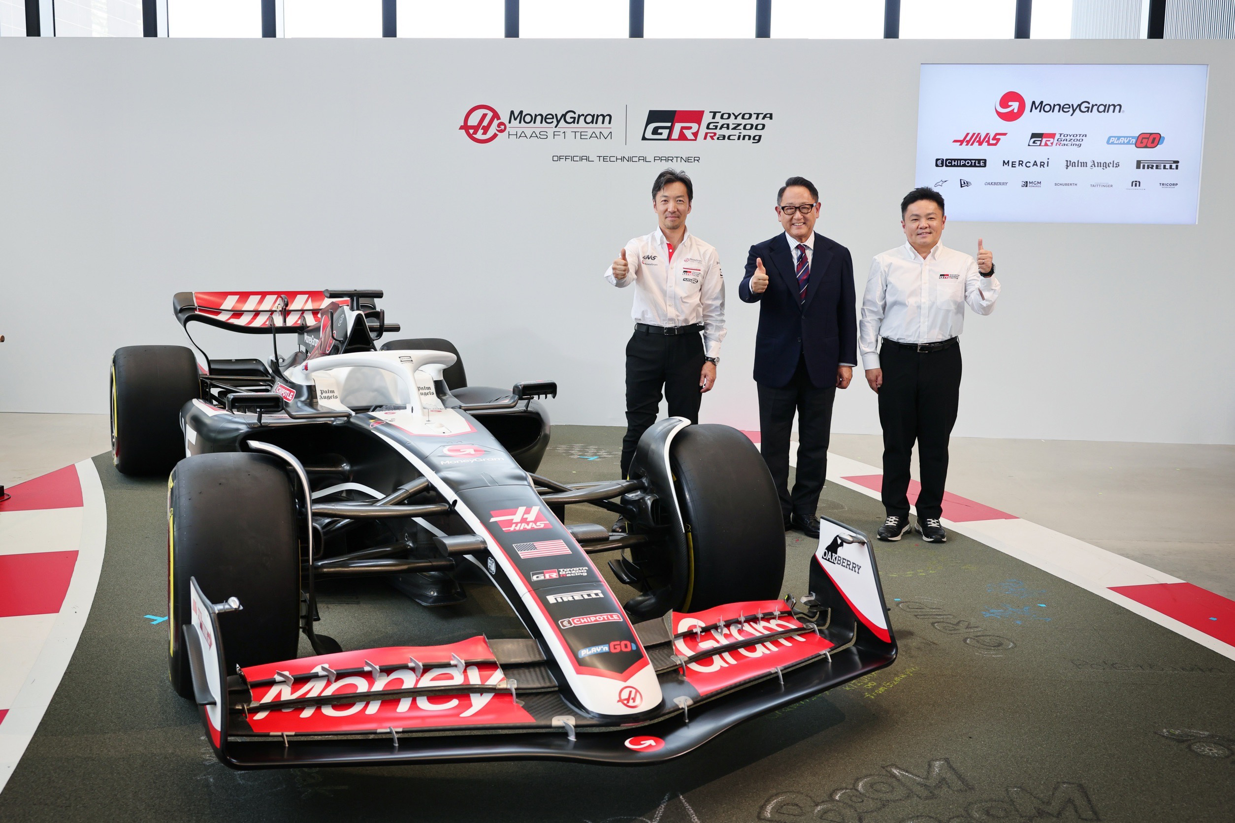 Toyota Gazoo Racing wird Partner des MoneyGram Haas F1 Teams<br>
Technische Partnerschaft mit dem renommierten Formel-1-Team vereinbart<br>
<br>von links nach rechts: MoneyGram Haas F1 Team Team Principal Ayao Komatsu, Toyota Motor Corporation Chairman Akio Toyoda, GAZOO Racing Company President Tomoya Takahashi