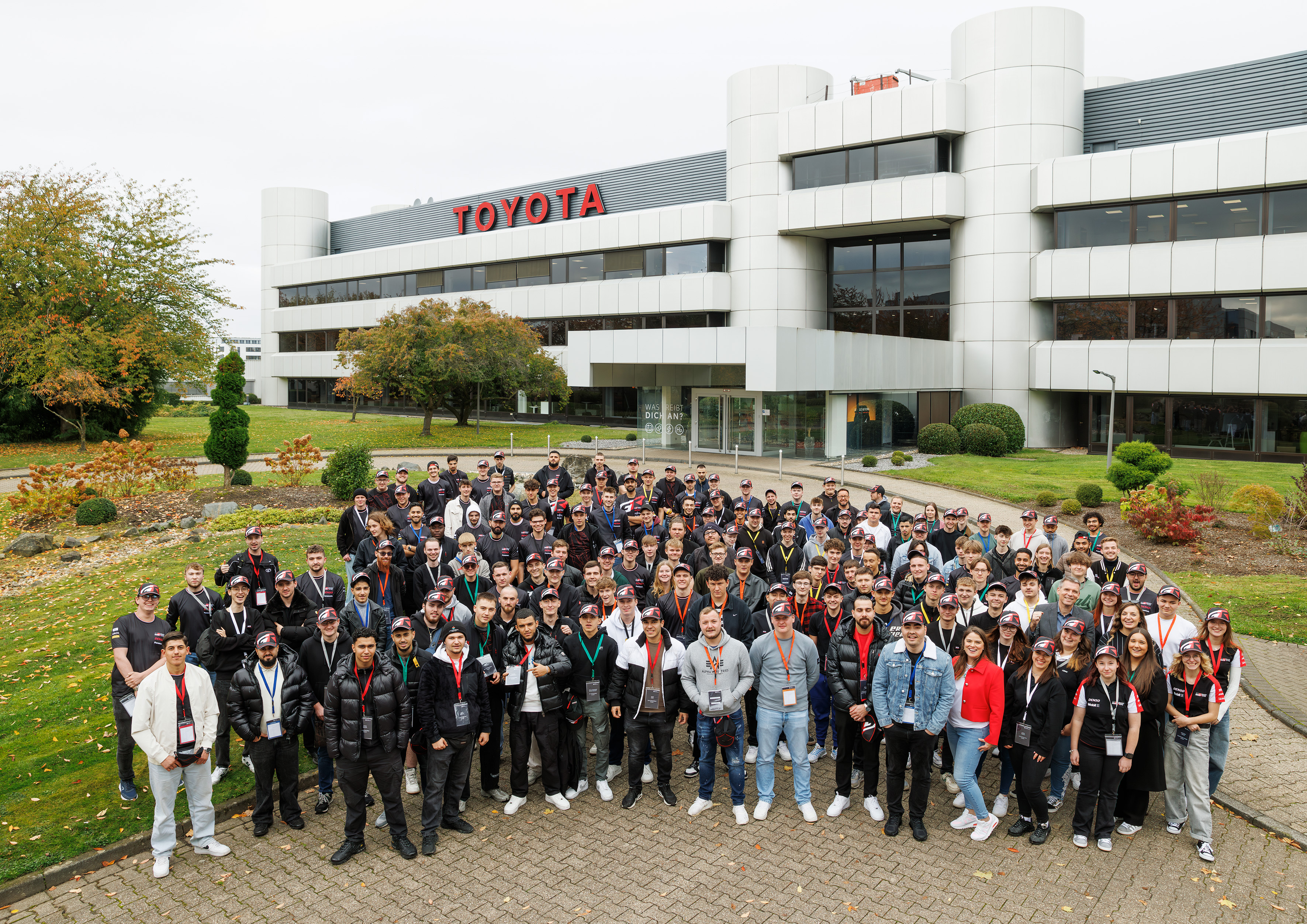 Erster „Service-Azubi-Tag” bei der Toyota Deutschland GmbH<br>
Über 250 Auszubildende aus Toyota Partnerbetrieben zu Gast