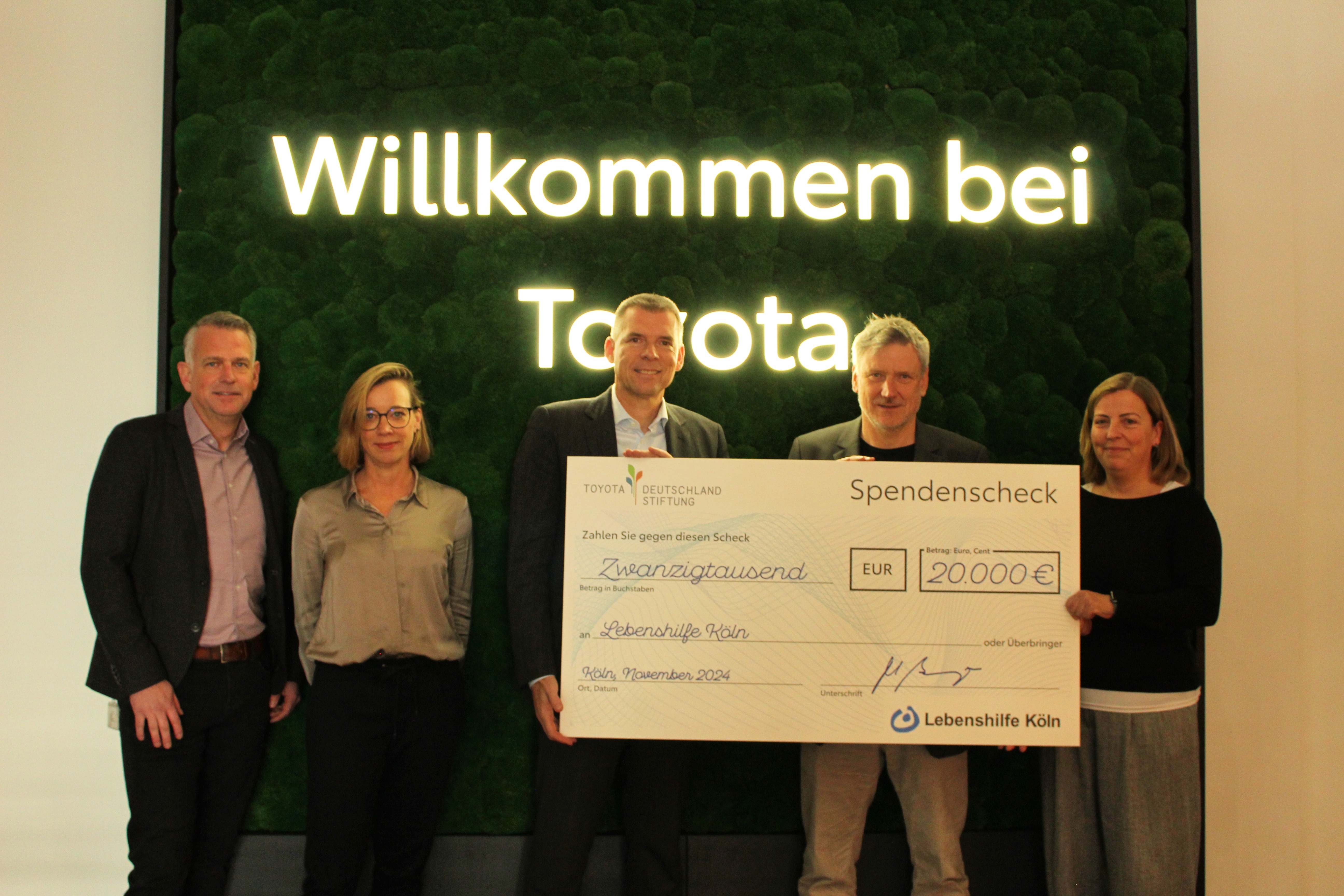 Toyota Deutschland Stiftung übergibt 20.000 Euro an Lebenshilfe Köln e.V.<br>
von links nach rechts:<br>
Markus Burgmer, Katrin Schlautmann, André Schmidt, Matthias Toetz Vorstand Lebenshilfe, Stefanie Aktas Lebenshilfe