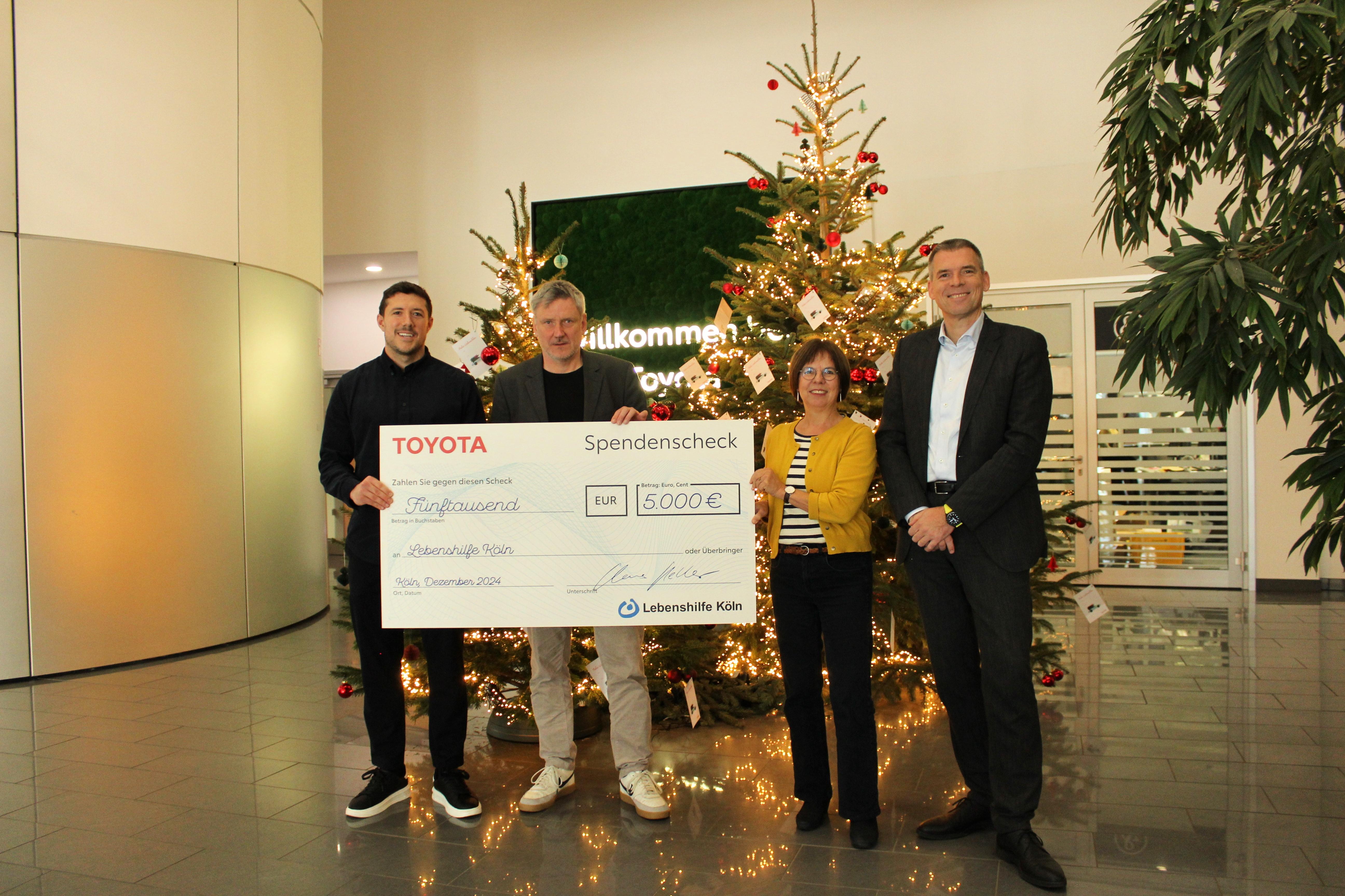 Von Links nach rechts: Andreas Landerl, Toyota / Mathias Toetz, Annette Lantiat , beide Lebenshilfe /
André Schmidt, Toyota <br>
Toyota Deutschland spendet 5.000 Euro an die Lebenshilfe Köln e.V.<br>
Weihnachtswunsch-Baum bei Toyota erfüllt Herzenswünsche