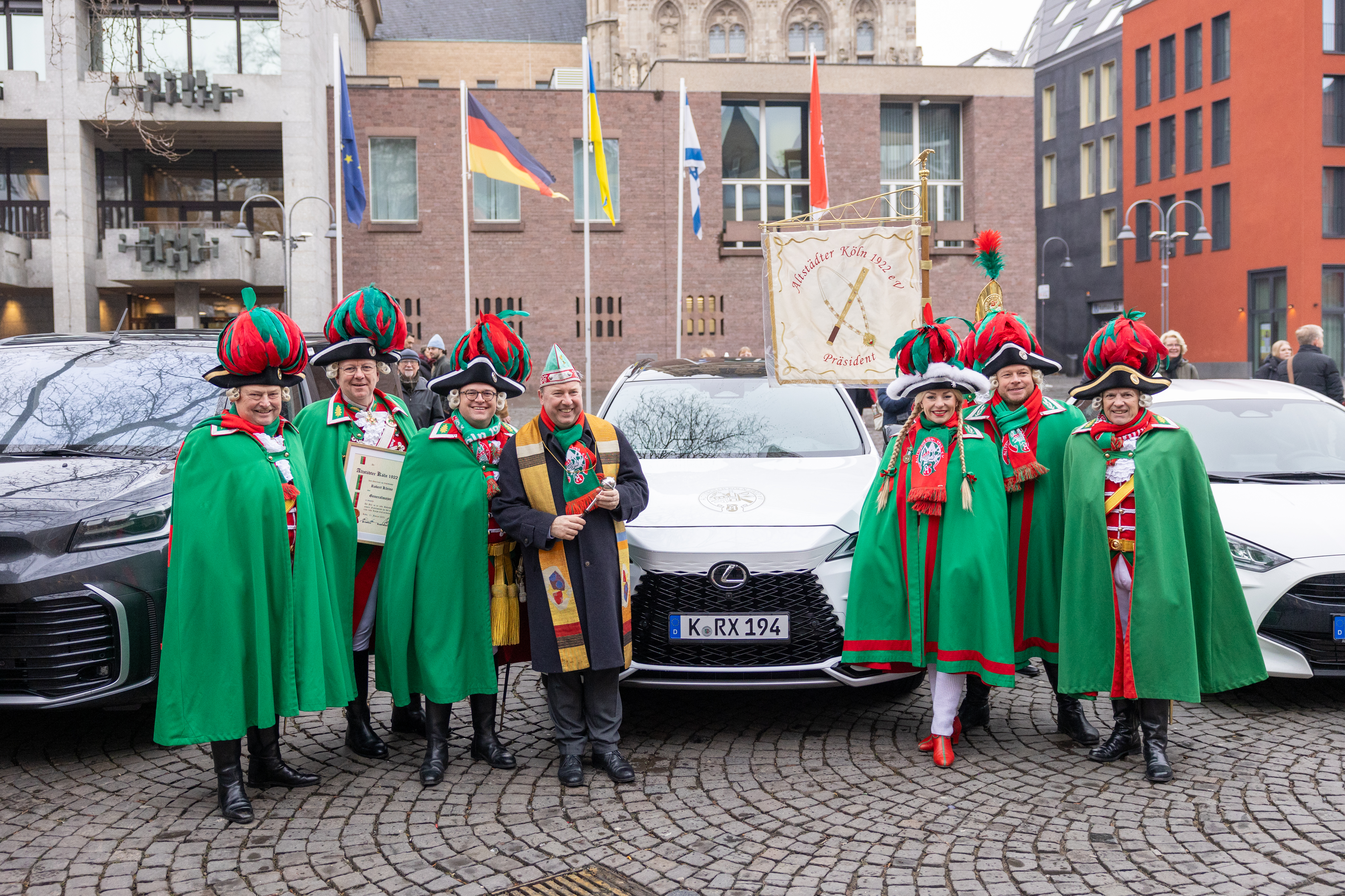 Toyota übergibt Fahrzeugflotte an Karnevalsgesellschaft Altstädter Köln<br>
27 Fahrzeuge halten grün-rotes Traditionskorps mobil