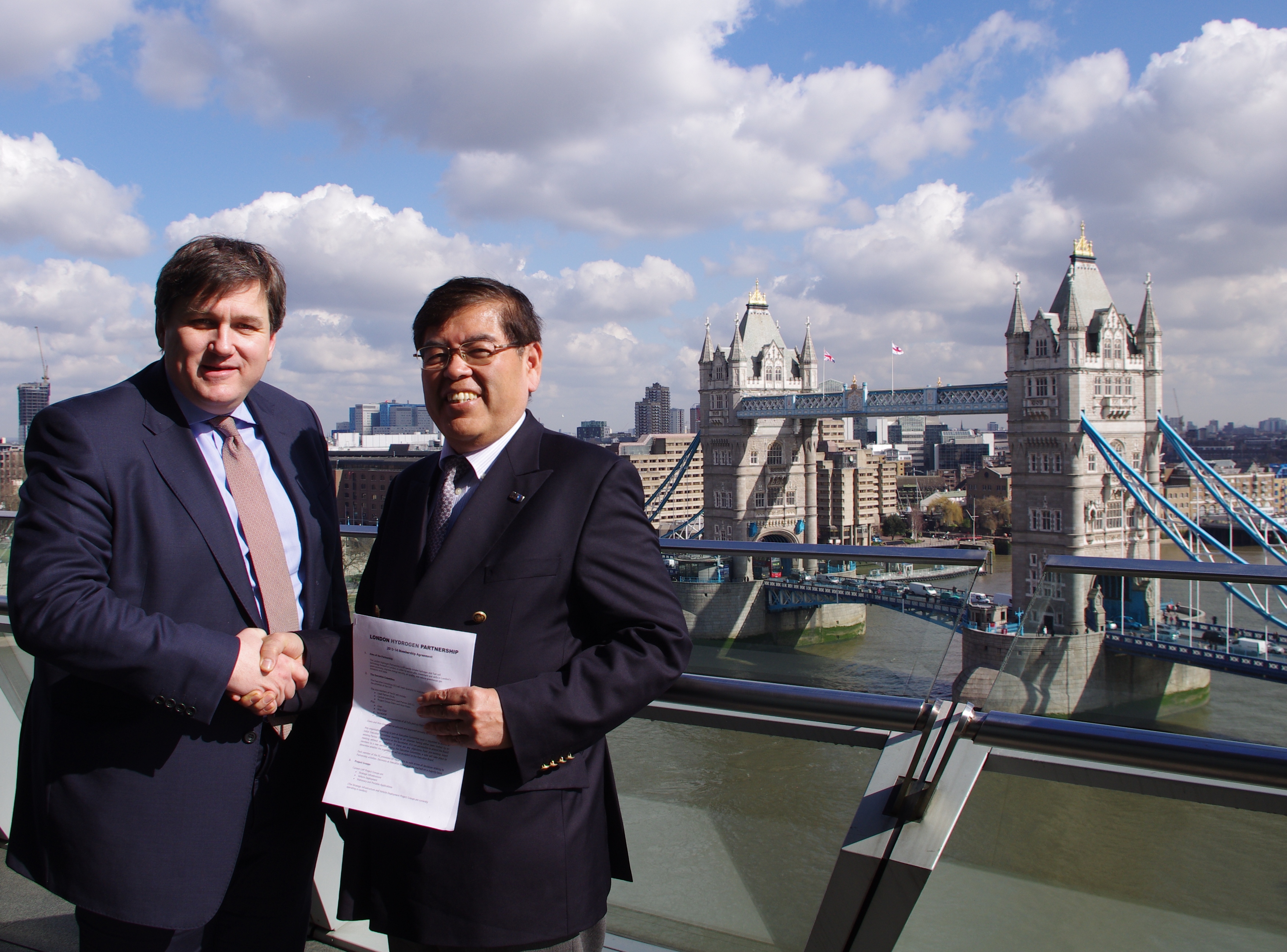 links: Kit Malthouse, Deputy Mayor of London for Business and Enterprise - rechts: Katsuhiko Hirose  Project General Manager Fuel Cell System Development, Energy Affairs Dept., TMC