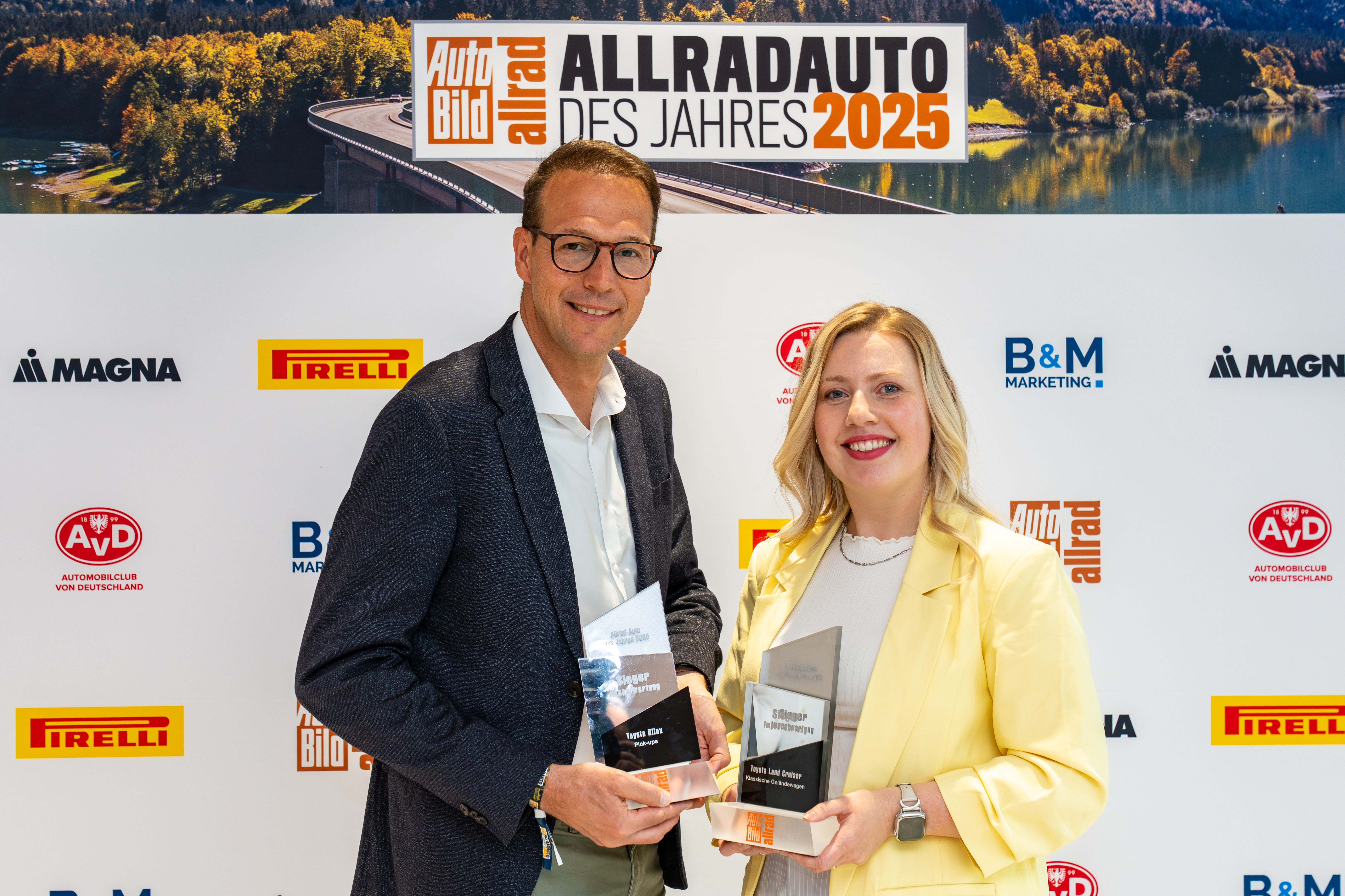 von links:<br>
Mario Köhler, Präsident und CEO Toyota Deutschland GmbH und Lena Trautermann, stellvertretende Chefredakteurin Auto Bild