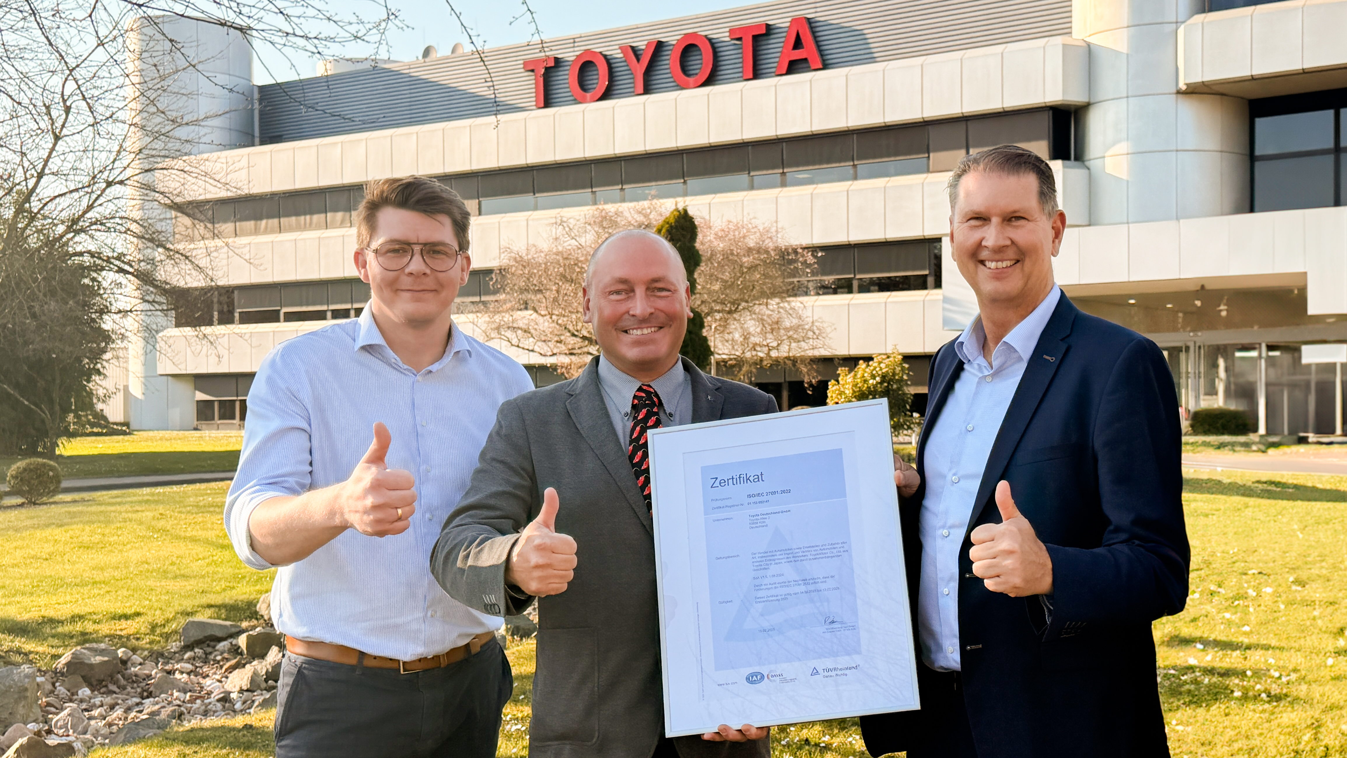 Toyota Deutschland erfolgreich durch TÜV Rheinland geprüft<br>
v.links:<br>
Peter-Pascal Maik und Alex Porschen von Toyota Deutschland und Ralph Freude vom TÜV Rheinland