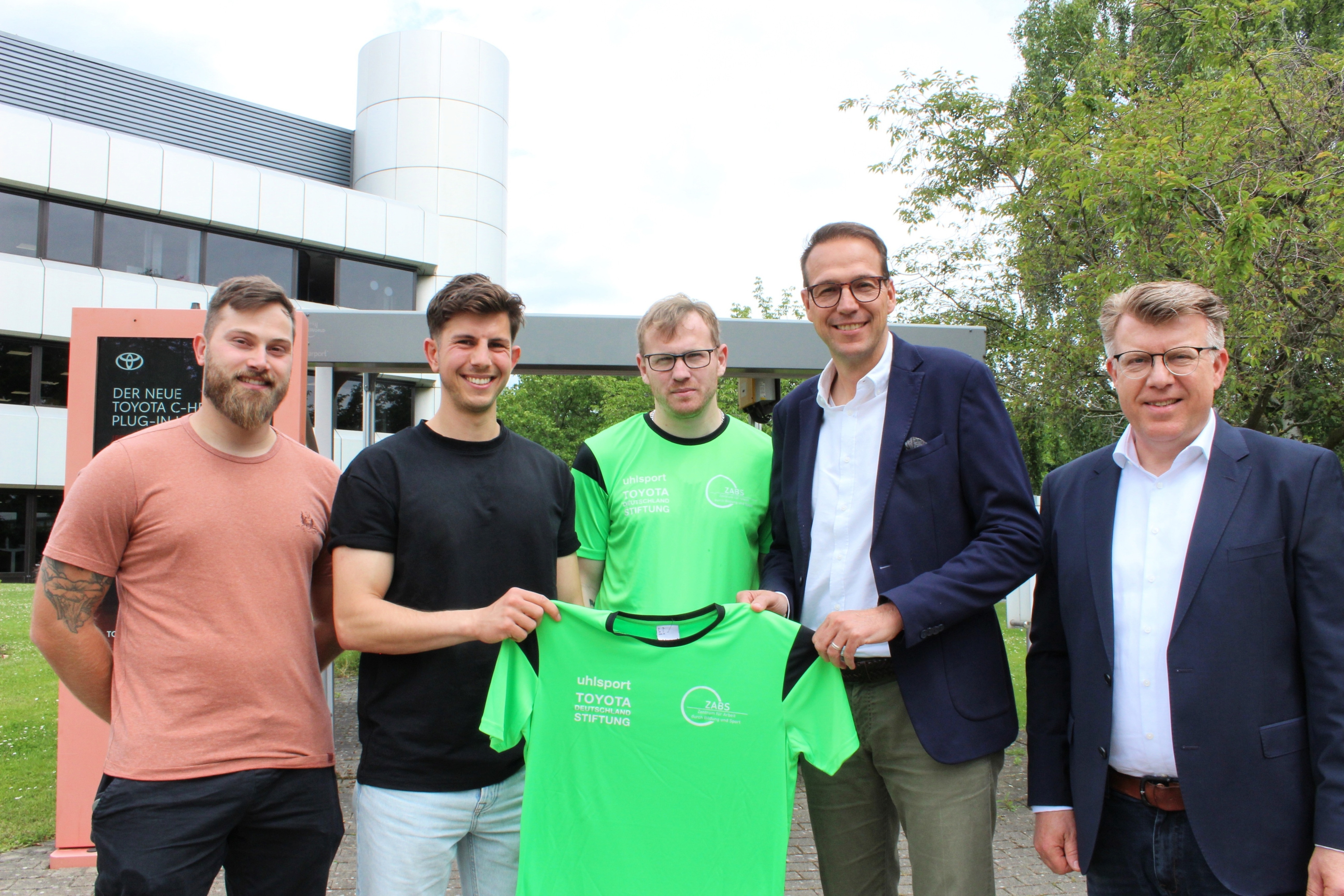 Von links nach rechts<br>
Lars Friemer , Ole Schneider, beide Gold-Krämer Stiftung, Marc – André Karasch, Mario Köhler, Präsident & CEO Toyota Deutschland, Michael Potthast, Manager Akademie Toyota Deutschland