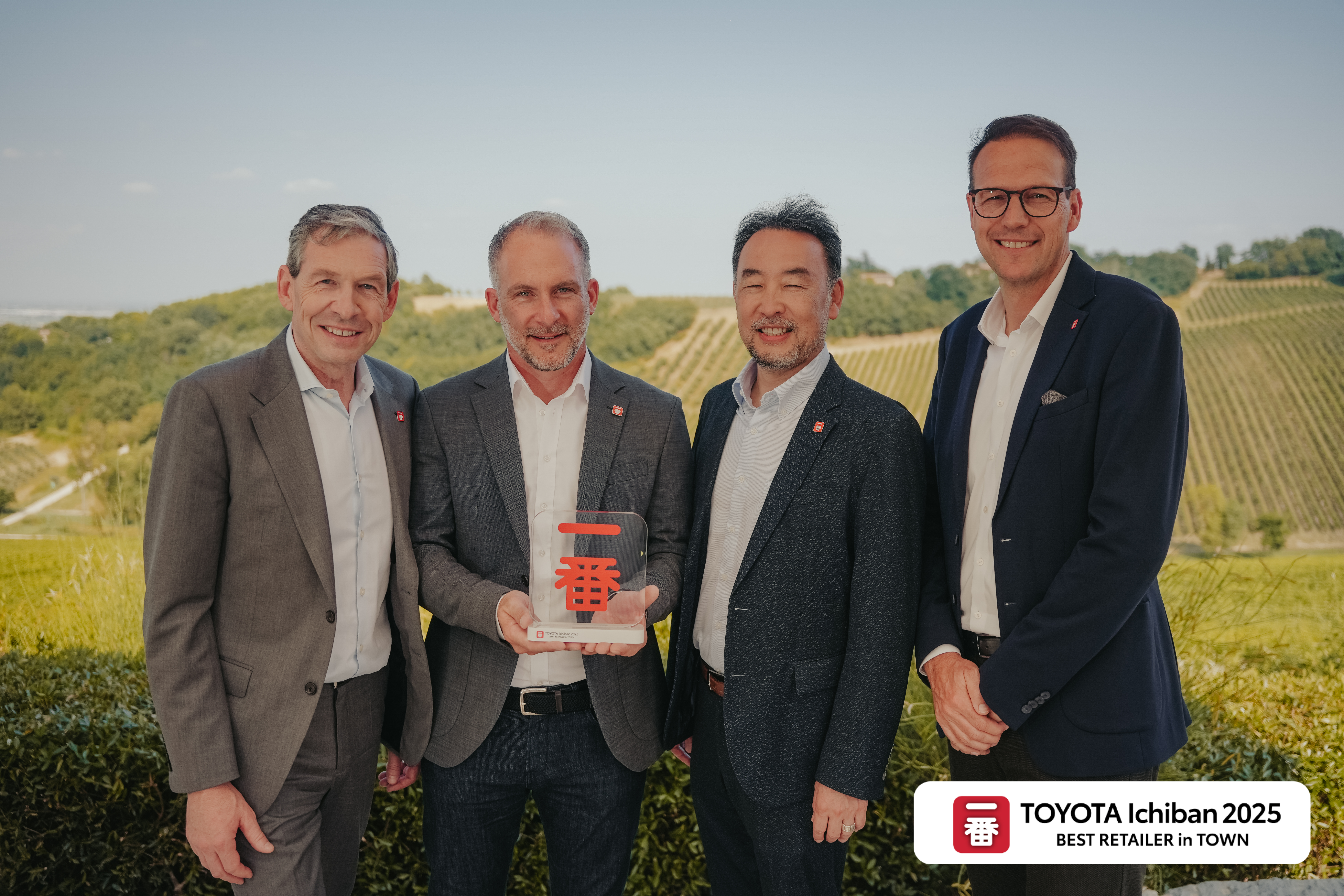 Toyota Ichiban Award 2025<br>
von links:<br>
Dr. Till Conrad - Executive Vice President Sales Marketing of Toyota Motor Europe, Timo Szabo (Geschäftsführer/Geschäftsführender Gesellschafter, Autohaus Szabo GmbH, Wertheim am Main), Yoshihiro Nakata, President and CEO of Toyota Motor Europe, Mario Köhler, Geschäftsführer und Präsident Toyota Deutschland GmbH