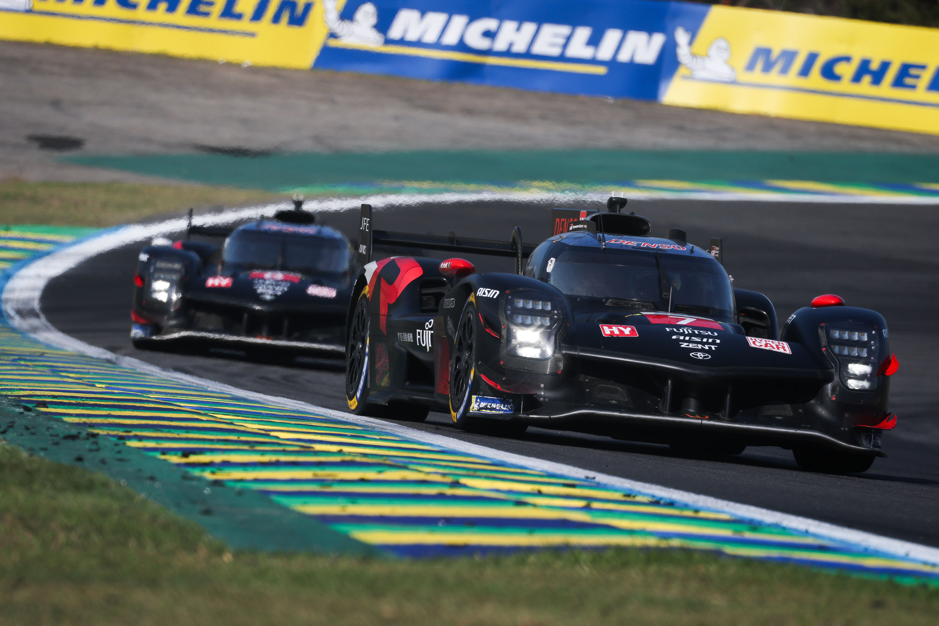 Der Toyota GR010 Hybrid beim 6 Stunden von São Paulo – dem fünften Lauf der FIA Langstrecken-Weltmeisterschaft (WEC) 2025 – auf dem traditionsreichen Kurs von Interlagos.