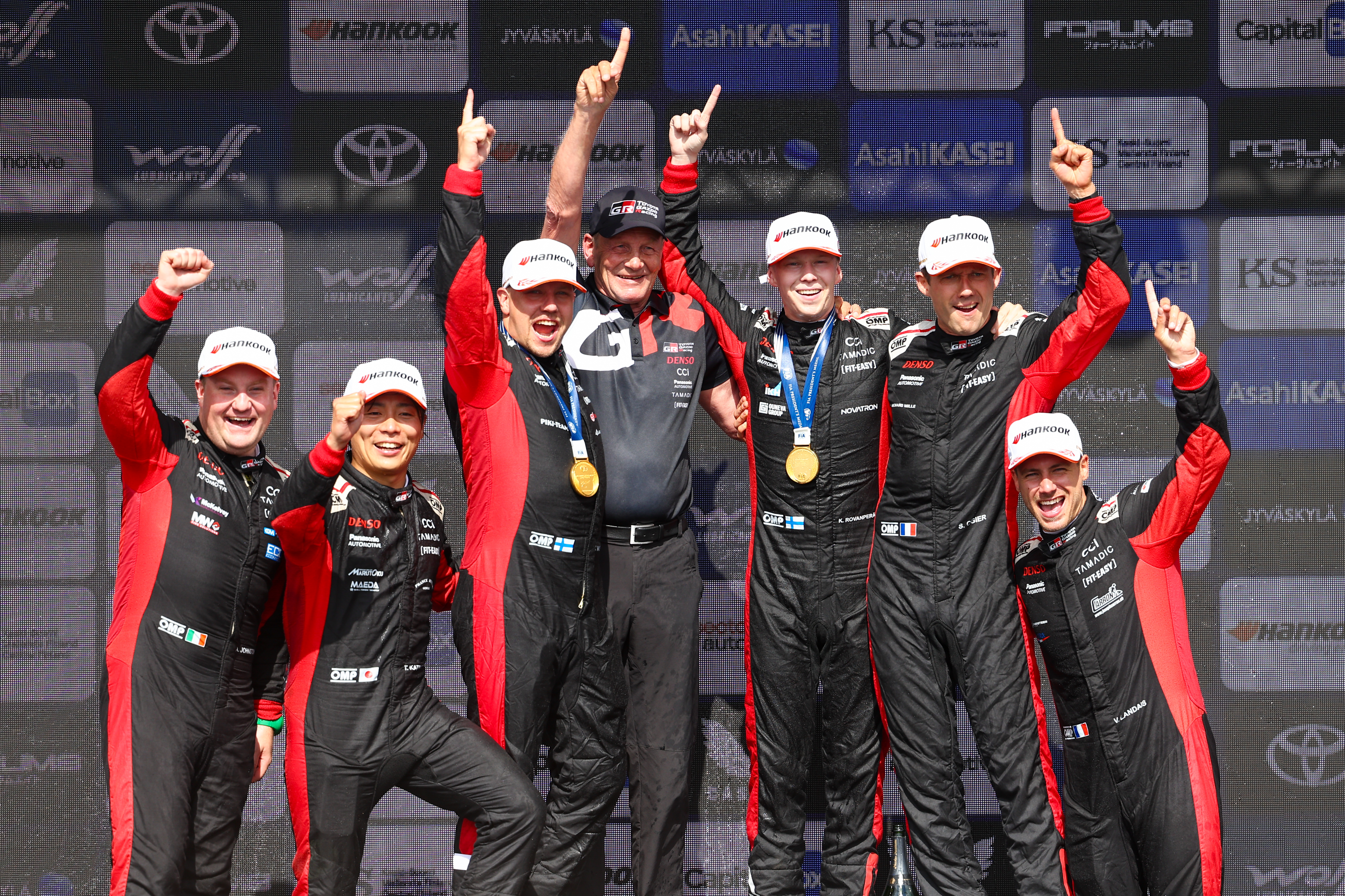 von links nach rechts: Aaron Johnston, Takamoto Katsuta, Jonne Halttunen, Juha Kankkunen, Kalle Rovanperä, Sébastien Ogier, Vincent Landais