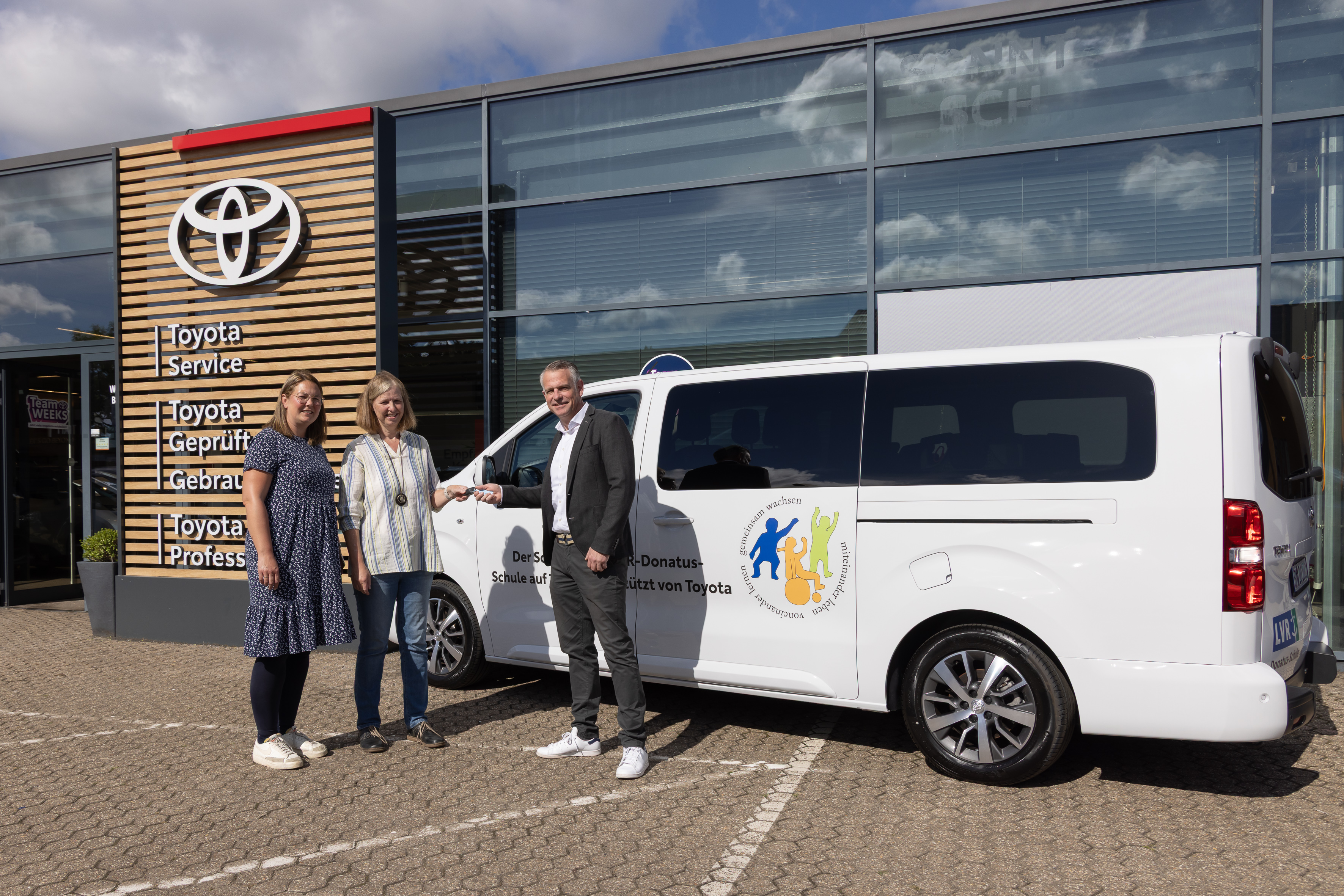  Silke Haupricht, 1. Vorsitzende des Fördervereins LVR-Donatus-Schule // Sigrun Fischer, Schulleiterin LVR-Donatus-Schule // Markus Burgmer, General Manager Public Relations, Toyota Deutschland