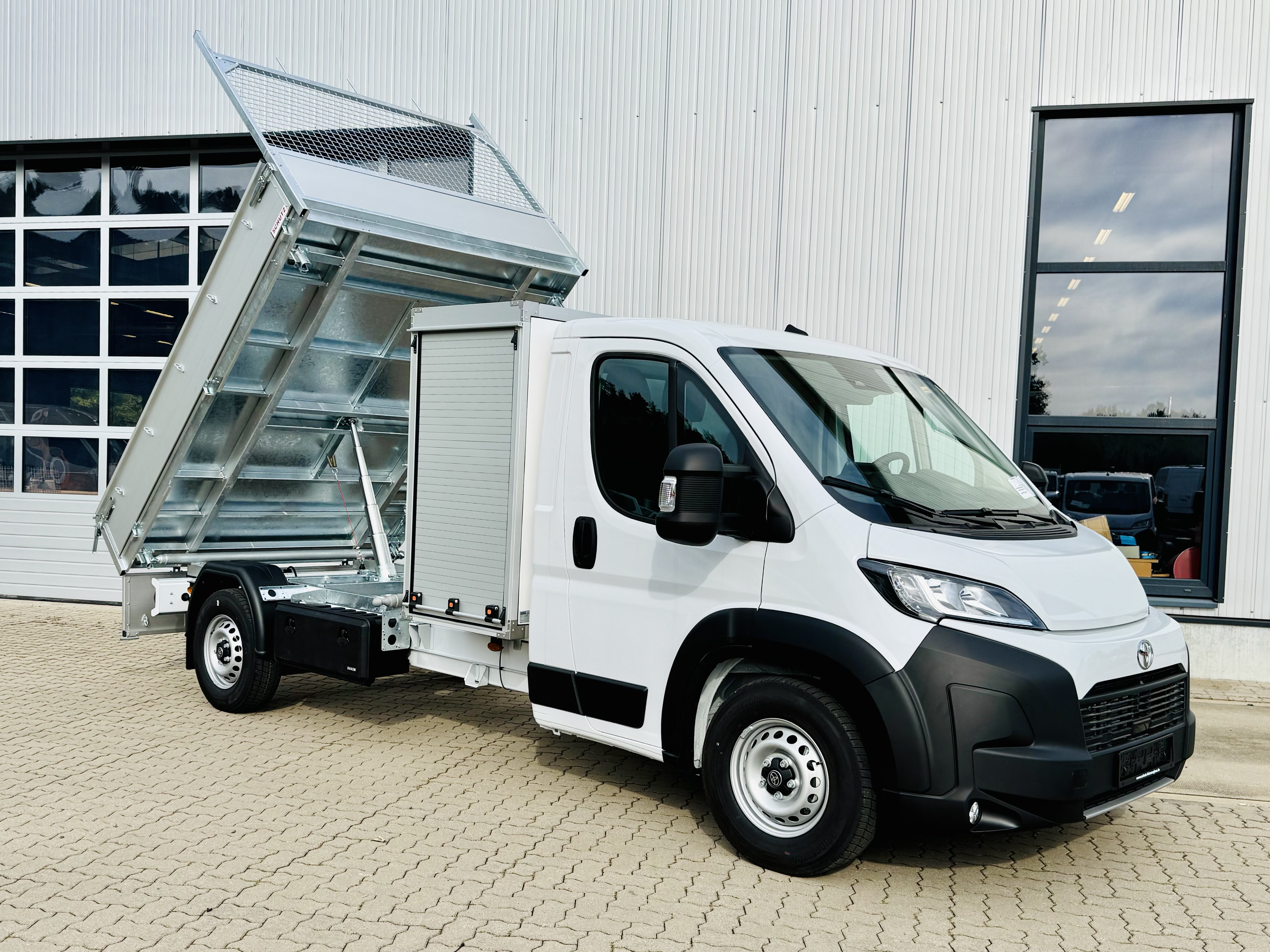 Toyota Proace Max Leiterrahmen mit 3-Seiten-Kipper-Aufbau