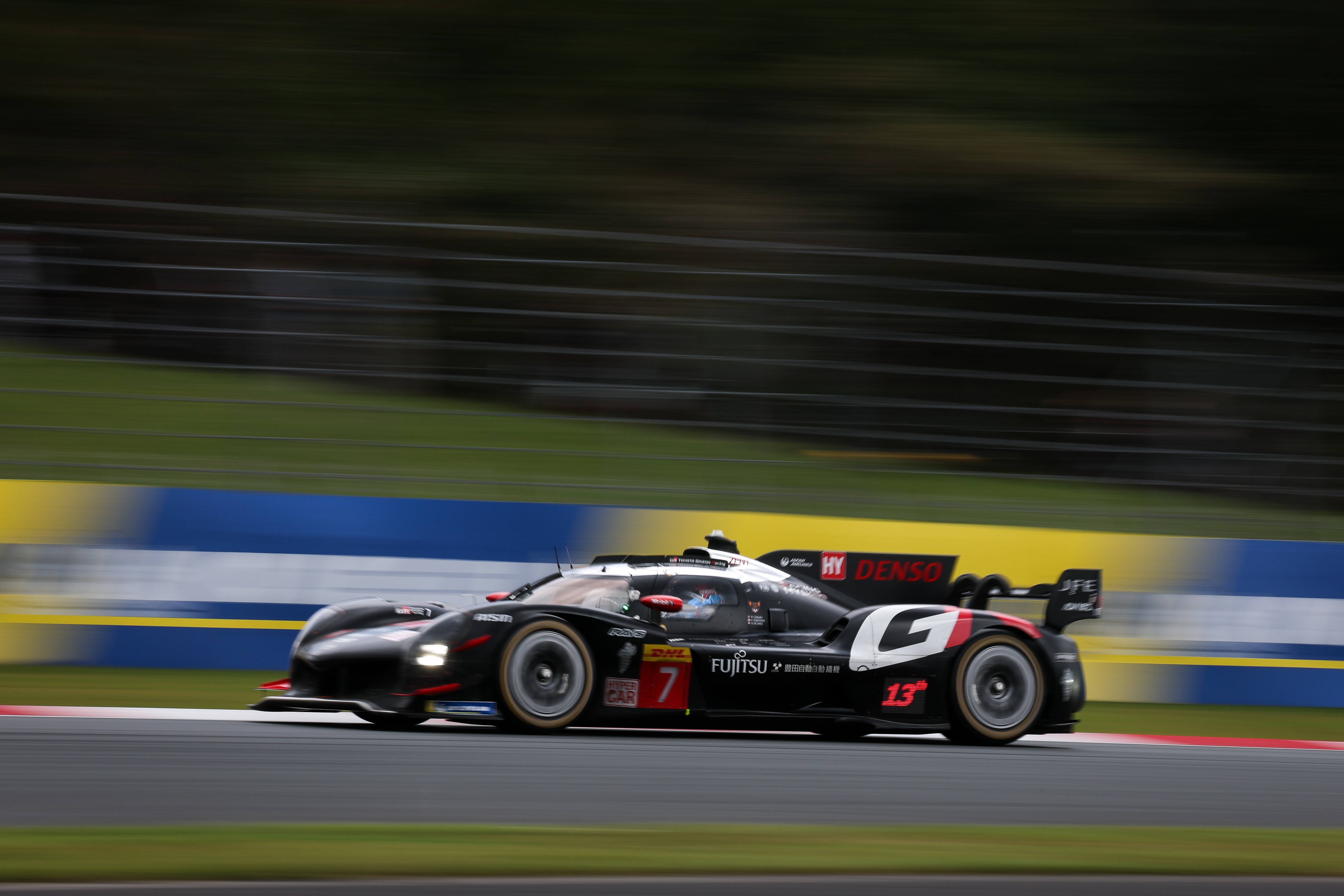 Enttäuschendes Heimrennen für Toyota Gazoo Racing<br>
Team kämpft sich durch turbulentes Rennen in Japan