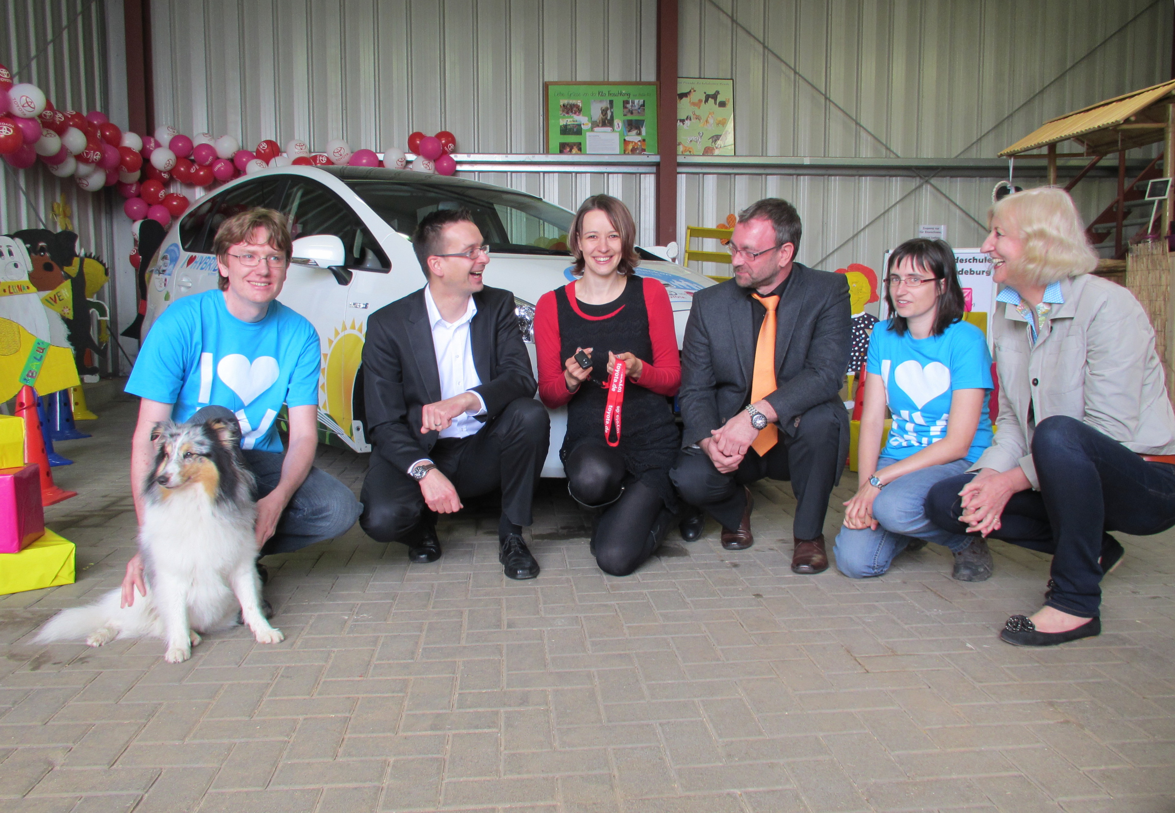 von links nach rechts: Andreas Gebel (Testfamilie der Eltern.de Aktion), Ingo Kahnt (Toyota), Stephanie Brehm (TAZ Hundeschule), Jens-Peter Japke (Toyota Autohaus Opitz), Candy Gebel, Rosa Wetscher (ELTERN)