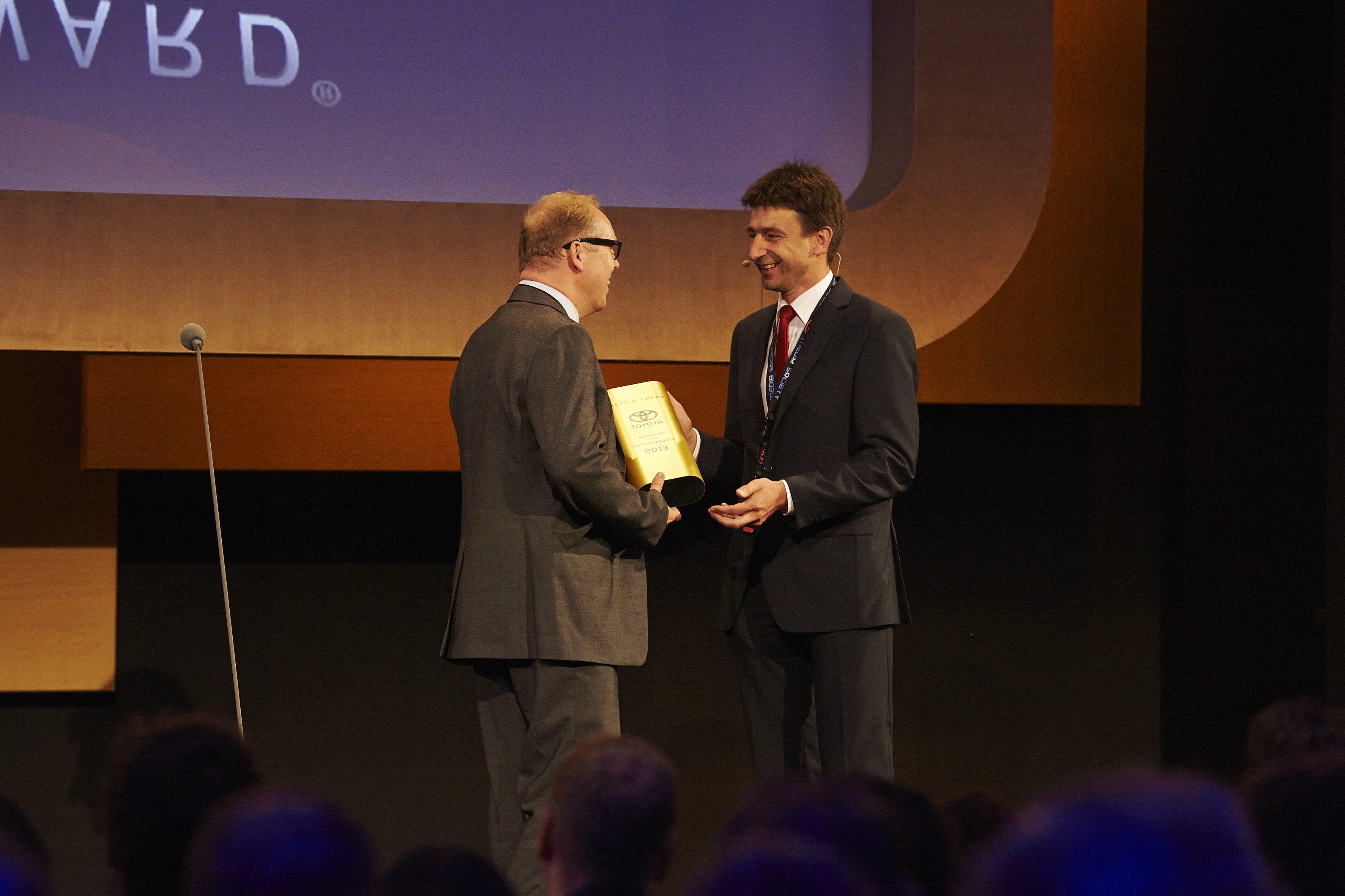 Dr. Jens Butenand überreicht den Plus X Award an Jürgen Stolze