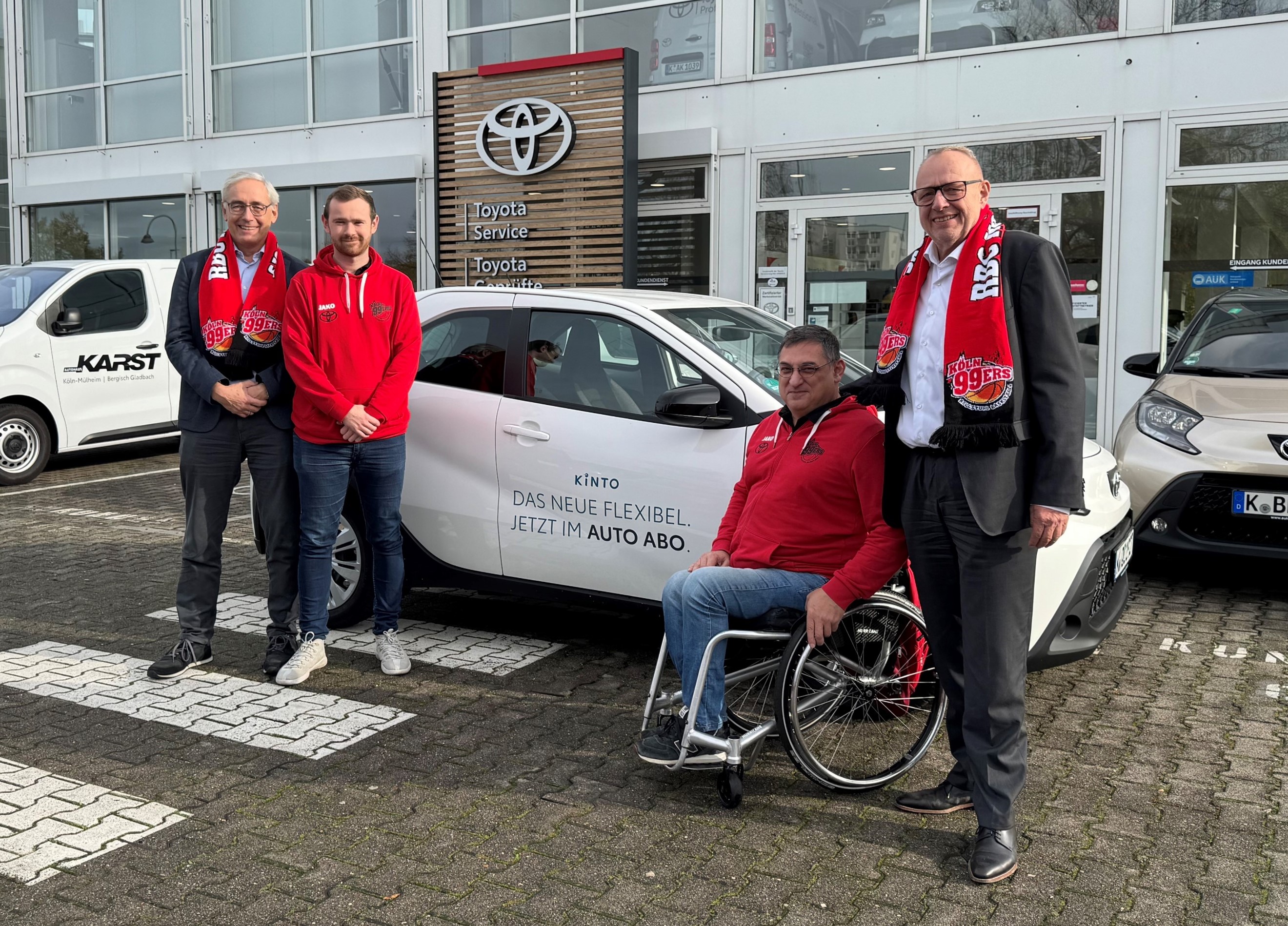KINTO übergibt Toyota Aygo X im Auto Abo an Köln 99ers-Trainer gemeinsam mit Autohaus Karst – Erweiterung der Partnerschaft im Toyota Konzern