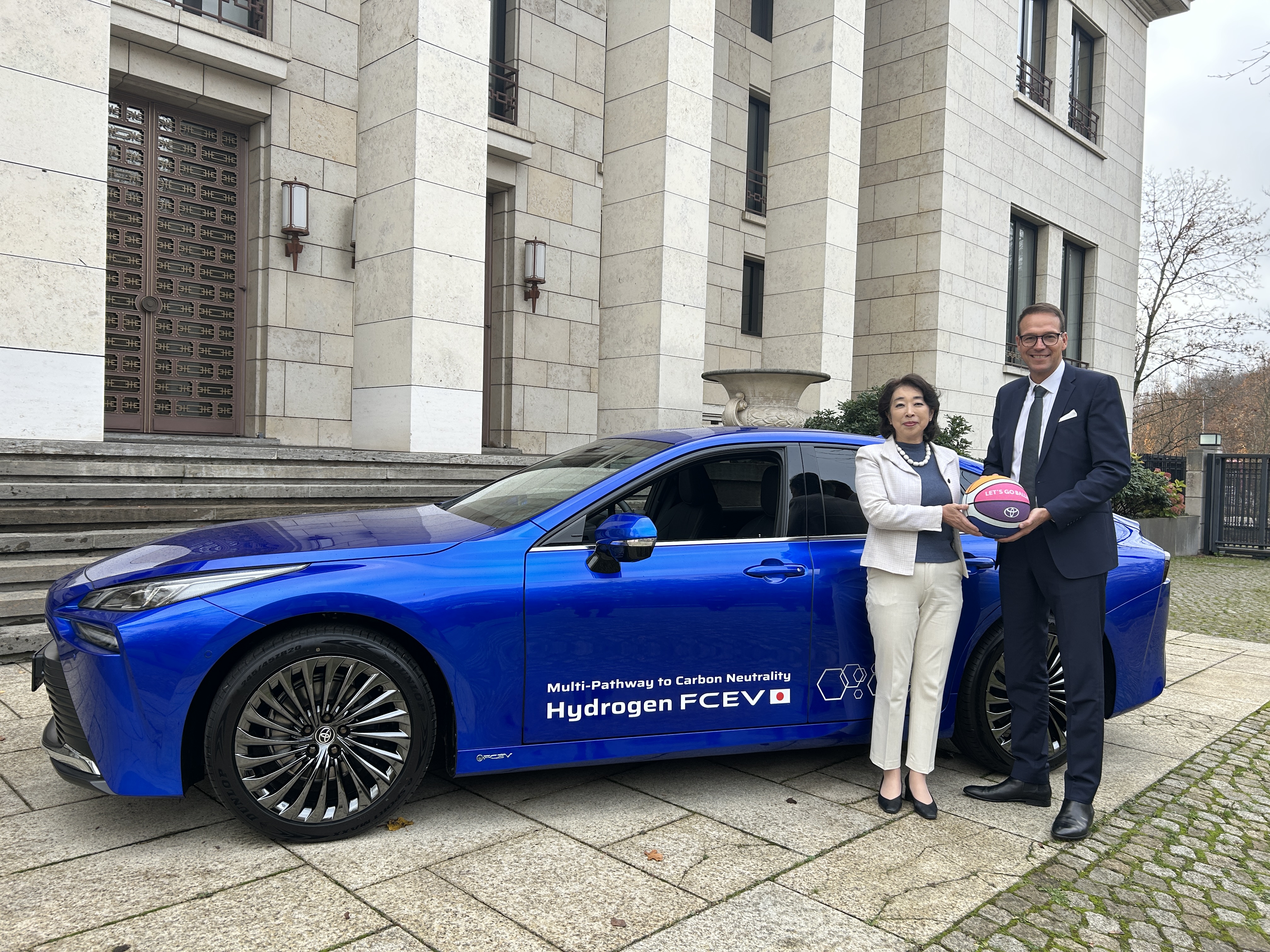 Übergabe eines Toyota Mirai an die japanische Botschafterin Mitsuko Shino in Berlin durch Mario Köhler; Präsident & CEO Toyota Deutschland