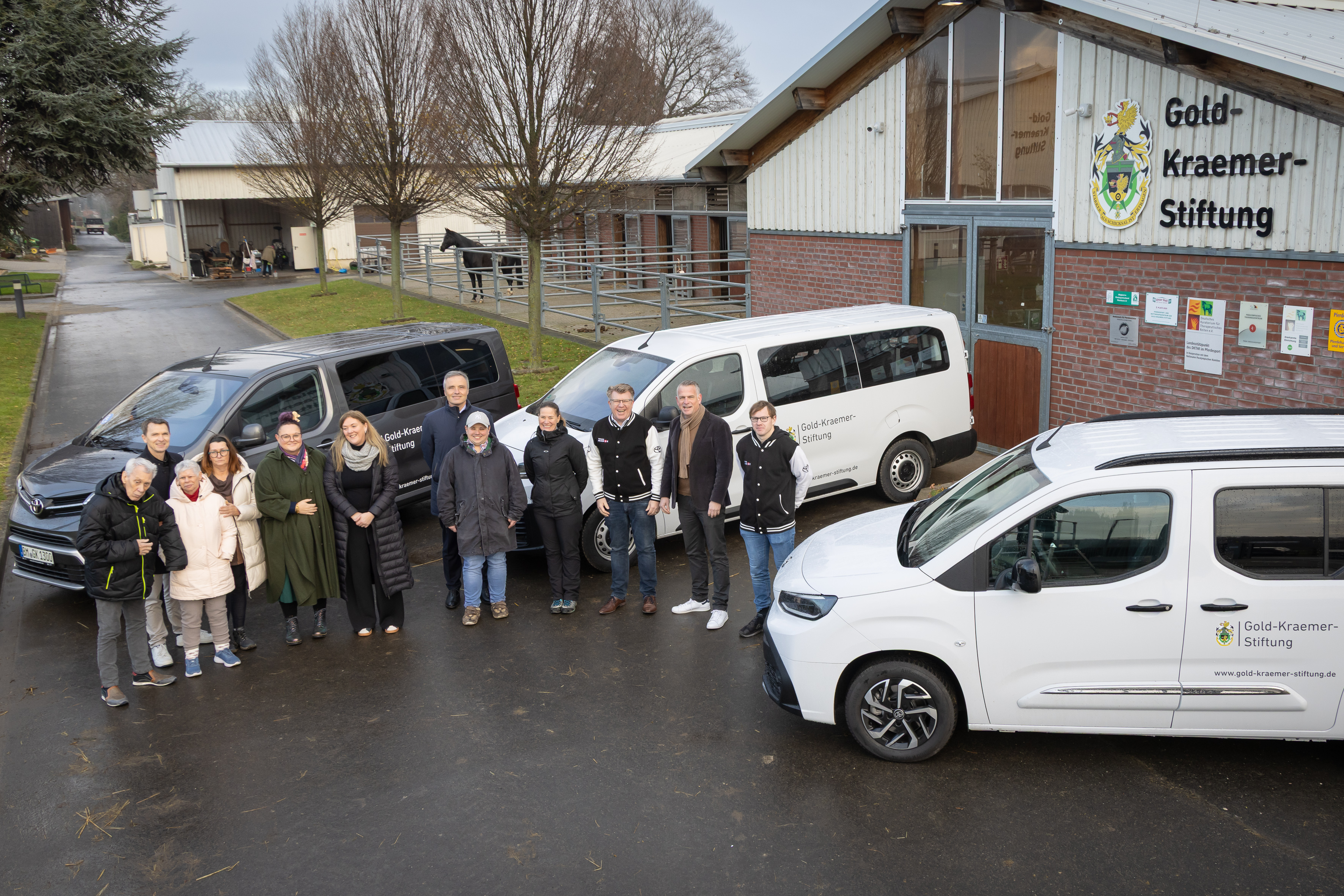 „Große Freude bei der Übergabe der neuen TOYOTA-Fahrzeuge auf Seiten der Paul Kraemer Häuser aus Pulheim und Frechen-Buschbell sowie des Pferdesport- und Reittherapiezentrums der Gold-Kraemer-Stiftung.“