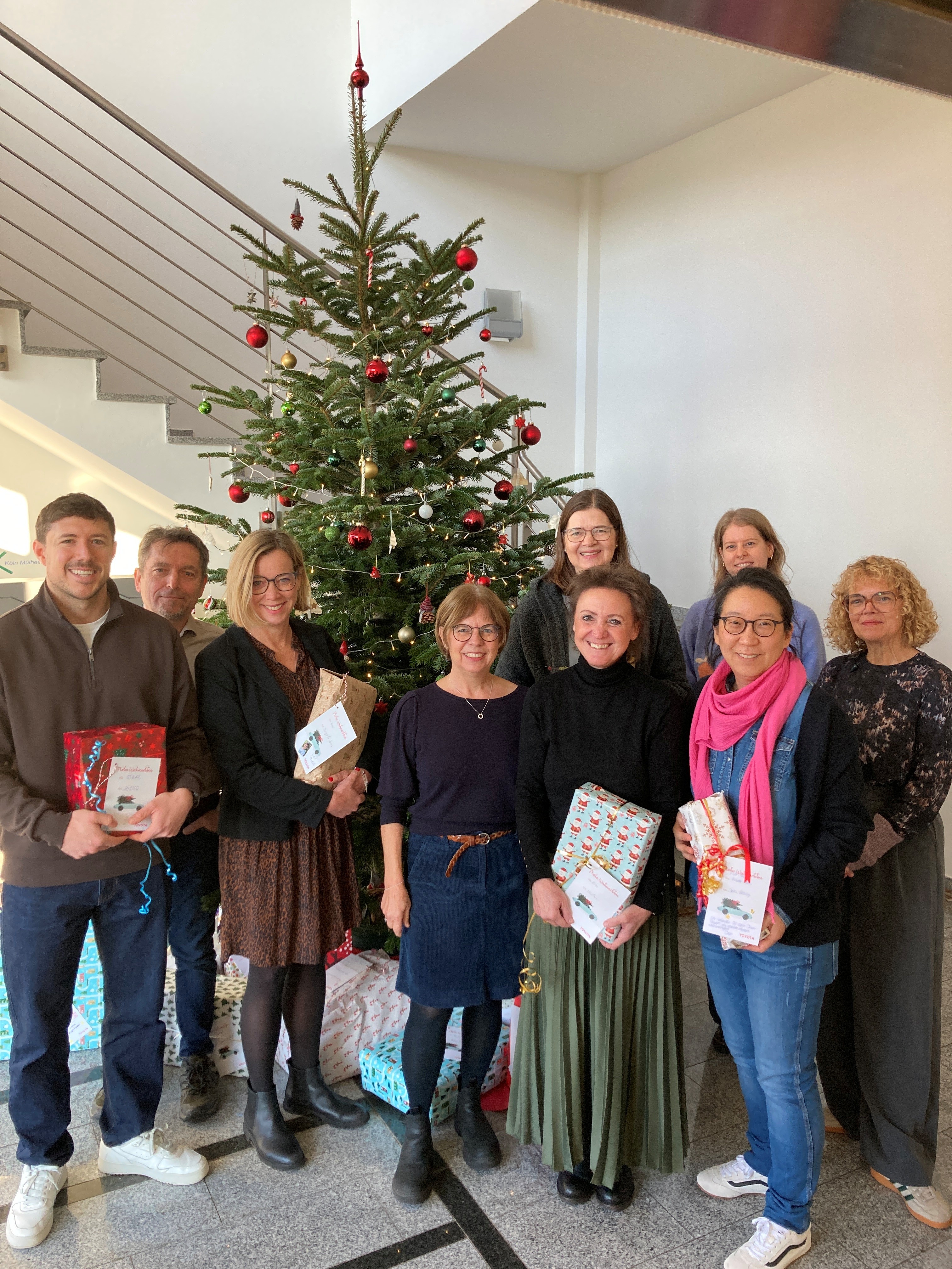 Toyota Deutschland Mitarbeitende erfüllen Weihnachtswünsche<br>
Lebenshilfe Köln erhält 80 Geschenke für Kinder und Jugendliche