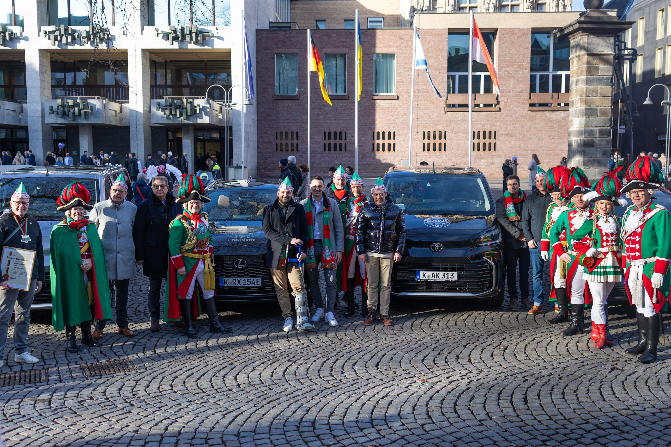 v.l.n.r.:<br>
Thomas Deloy (Gaffel Kölsch), Michael Klaas (Altstädter), Bernd Rademacher (AH Karst), Stephan Karst (AH Karst),Dr. Björn Braun Präsident Altstädter Köln), Stephan Flegel (AH Eifel Mosel), Michael Feider (AH Levy), Axel Nordieker (Toyota), Alexander Schilff (Toyota), Frank Levy (AH Levy), Christian Freiboth ( AH 3H ), Markus Burgmer (Toyota), Michael Robens (Altstädter), Jens Käbbe (Altstädter) , Katharina Kierig (Altstädter), Michael Connemann (Altstädter)