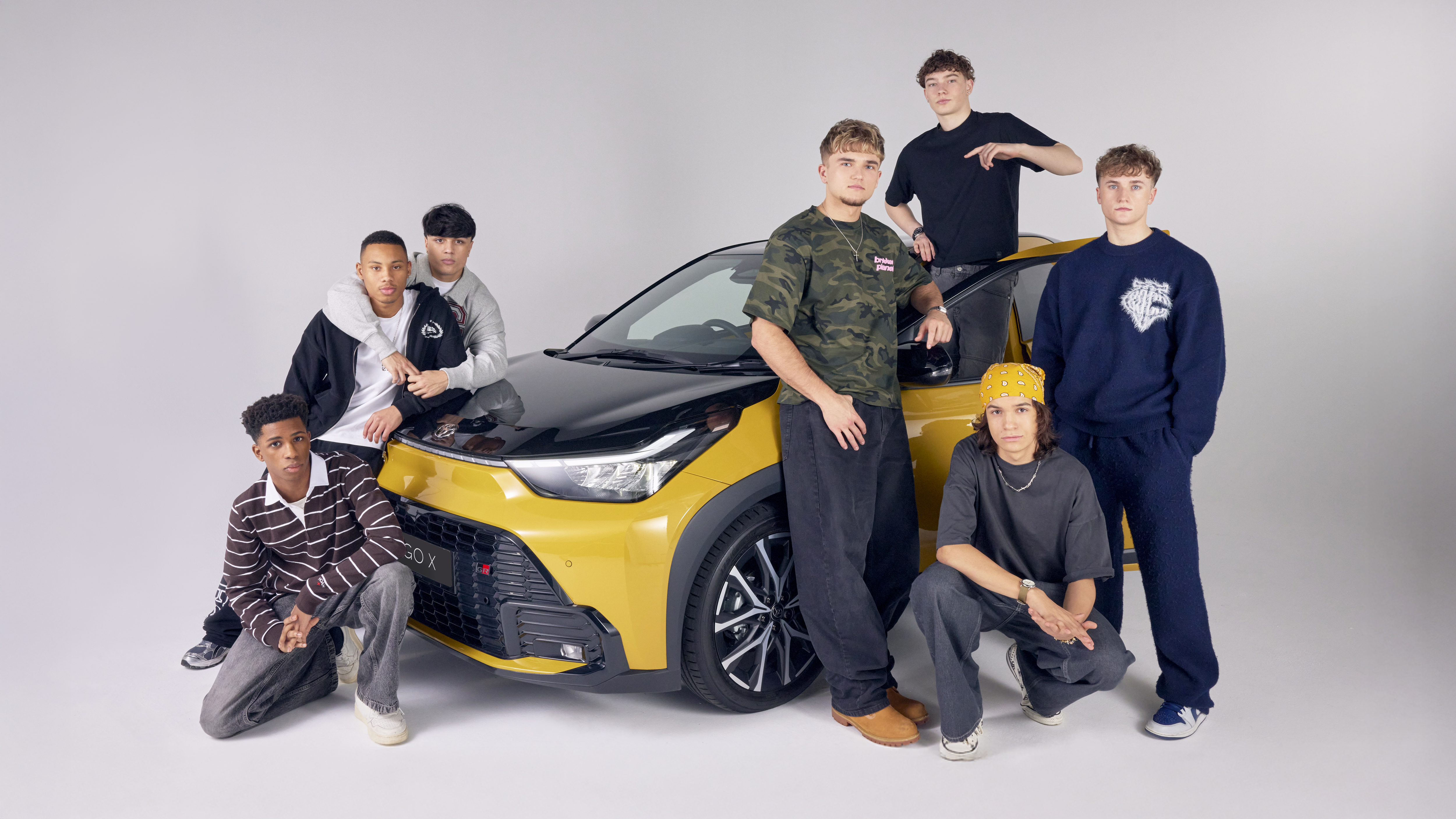 Britische Newcomer-Boyband December 10 präsentiert neuen Song in der Kampagne des Toyota Aygo X Hybrid