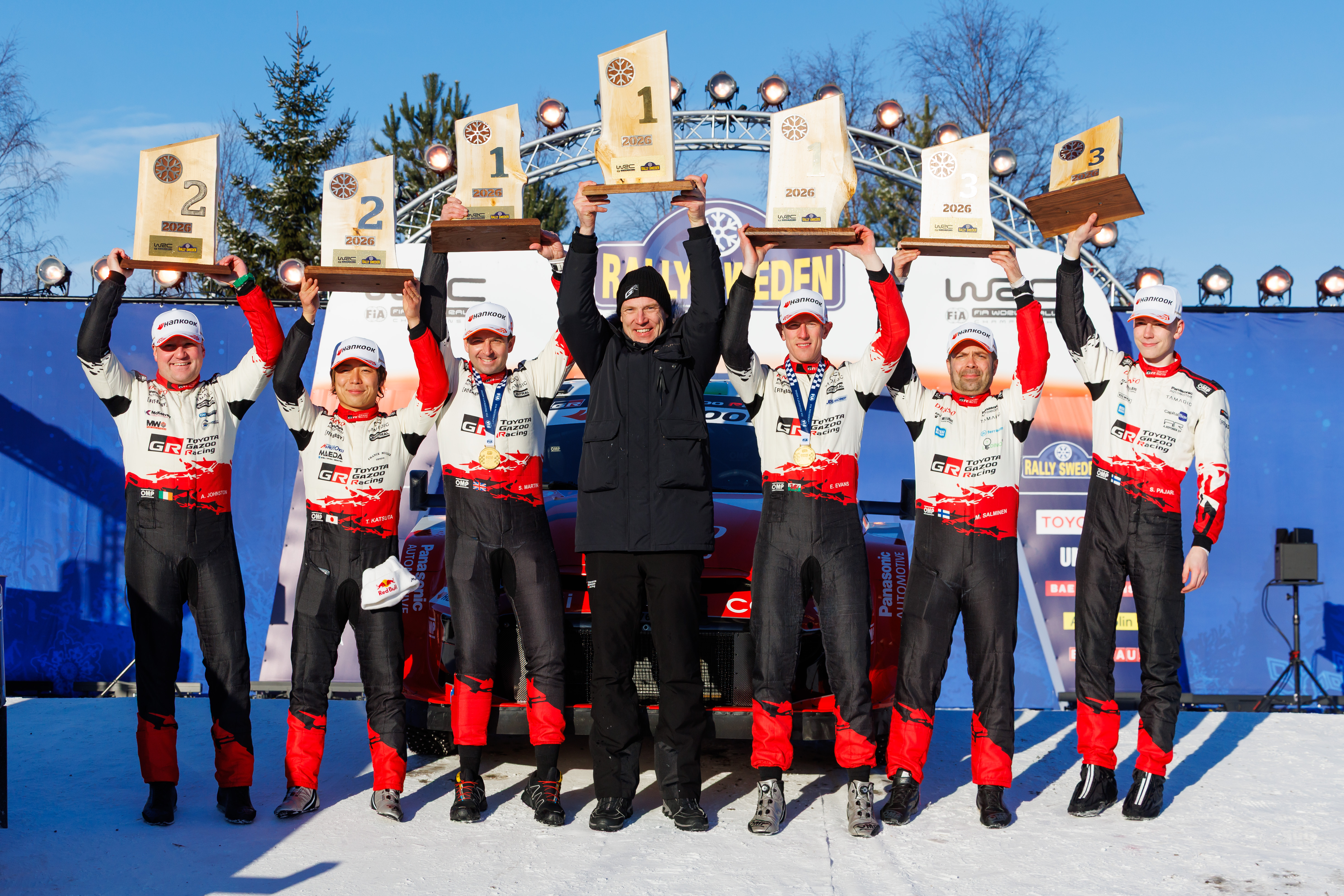 WRC 2026 - Schweden - Tag 4<br>
von links nach rechts: Aaron Johnston, Takamoto Katsuta, Scott Martin, Jari-Matti Latvala (Teamchef), Elfyn Evans, Marko Salminen, Sami Pajari