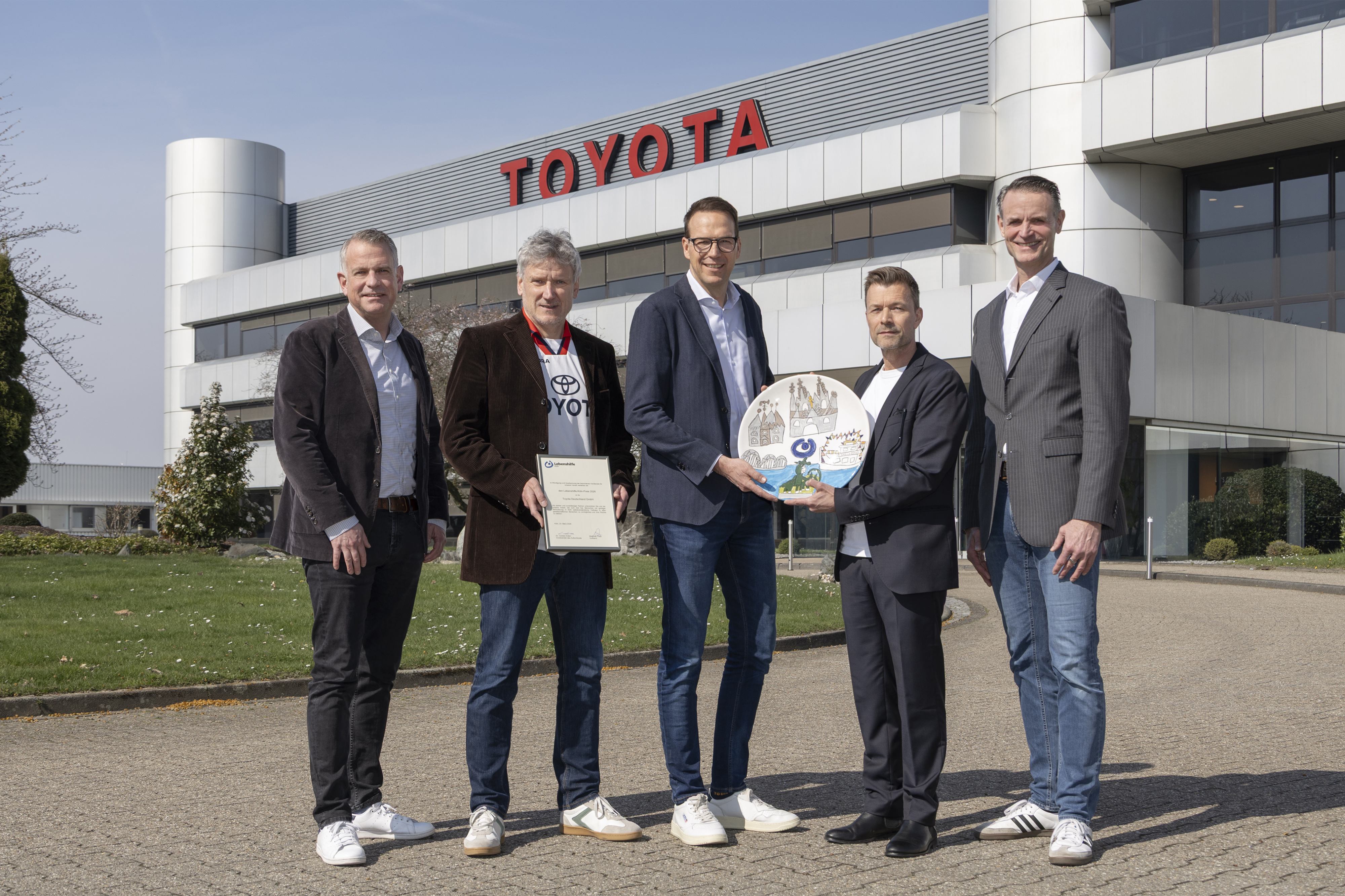 v. l. n. r.:<br>
Markus Burger, General Manager Presse Toyota<br>
Matthias Toetz, Vorstand Lebenshilfe Köln<br>
Mario Köhler, Präsident Toyota<br>
Dr. Carsten Eiden, Vorsitzender des Aufsichtsrats Lebenshilfe Köln<br>
Felix Büttner, Director Corporate Functions Toyota
