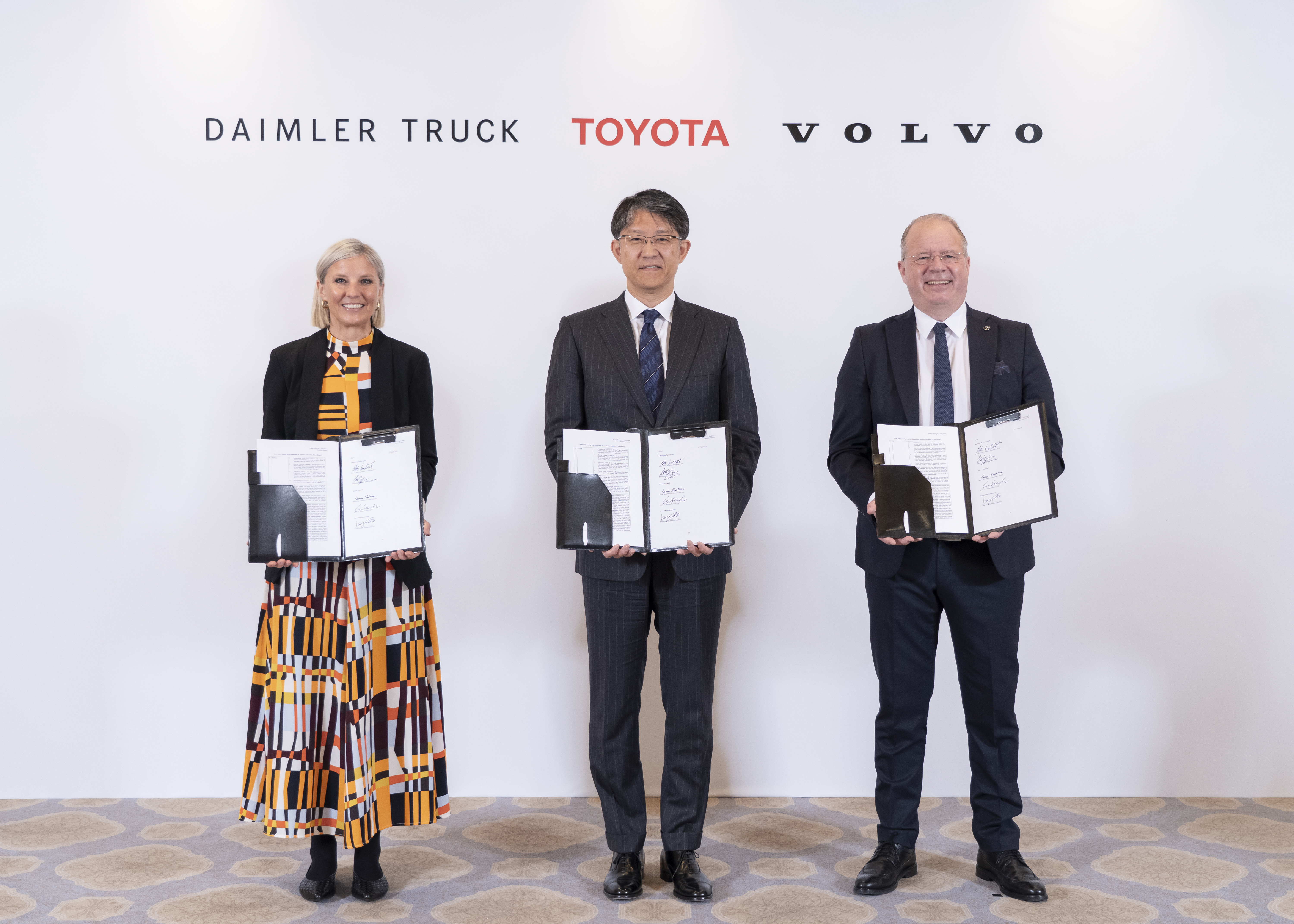 von links: Karin Rådström, President and CEO of Daimler Truck, Koji Sato, President of Toyota Motor Corporation, Martin Lundstedt, President and CEO of Volvo Group