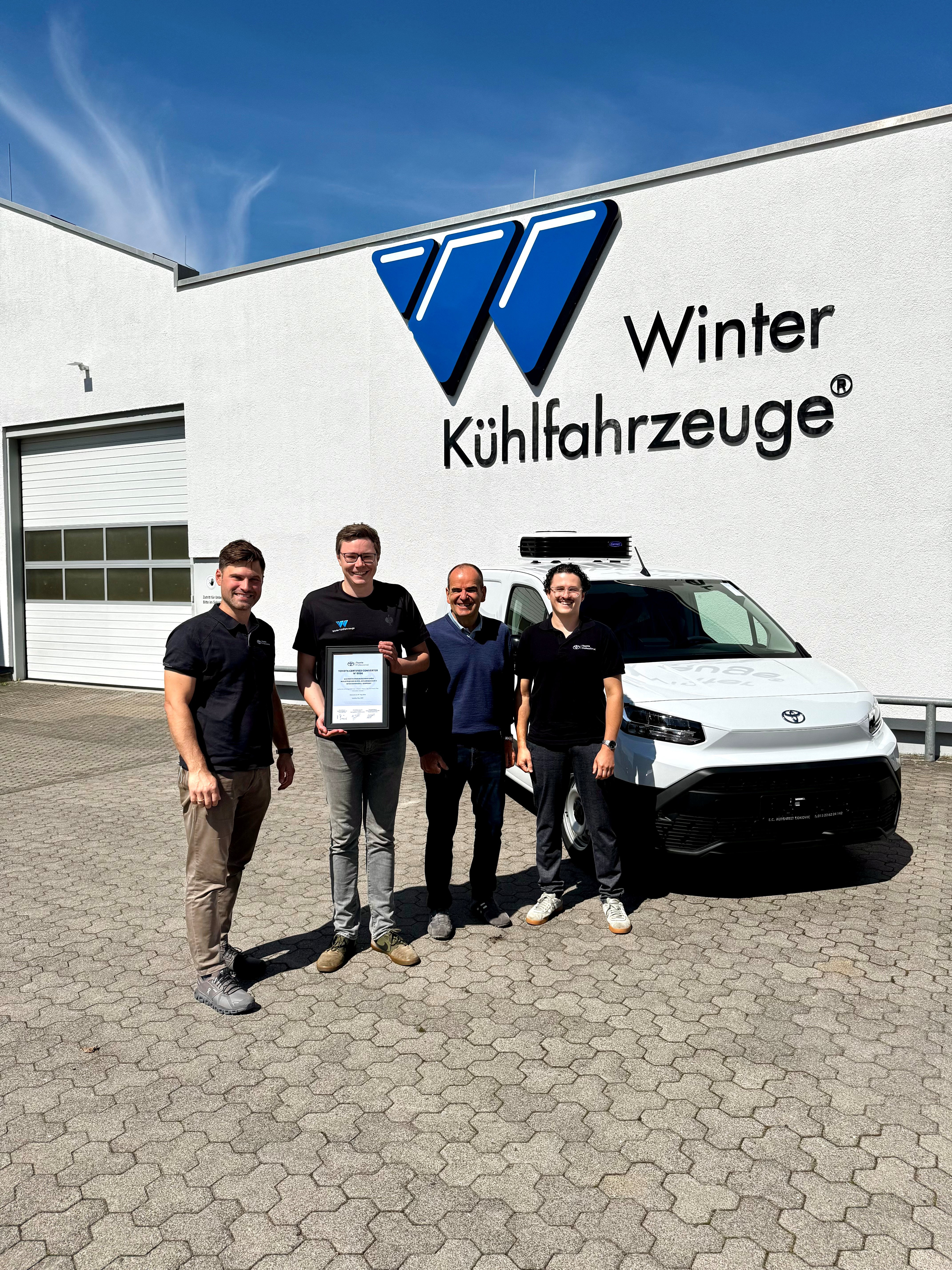 von links nach rechts:<br>
Fabian Philipp, Teamkoordinator Professional LCV, Toyota Deutschland GmbH<br>
Sebastian Manderscheid, Arbeitsvorbereitung/Konstruktion, Kundendienst Winter Fahrzeugtechnik GmbH<br>
Jürgen Winter, Geschäftsführung Winter Fahrzeugtechnik GmbH<br>
Florian Stöcker, Trainee LCV, Toyota Deutschland GmbH