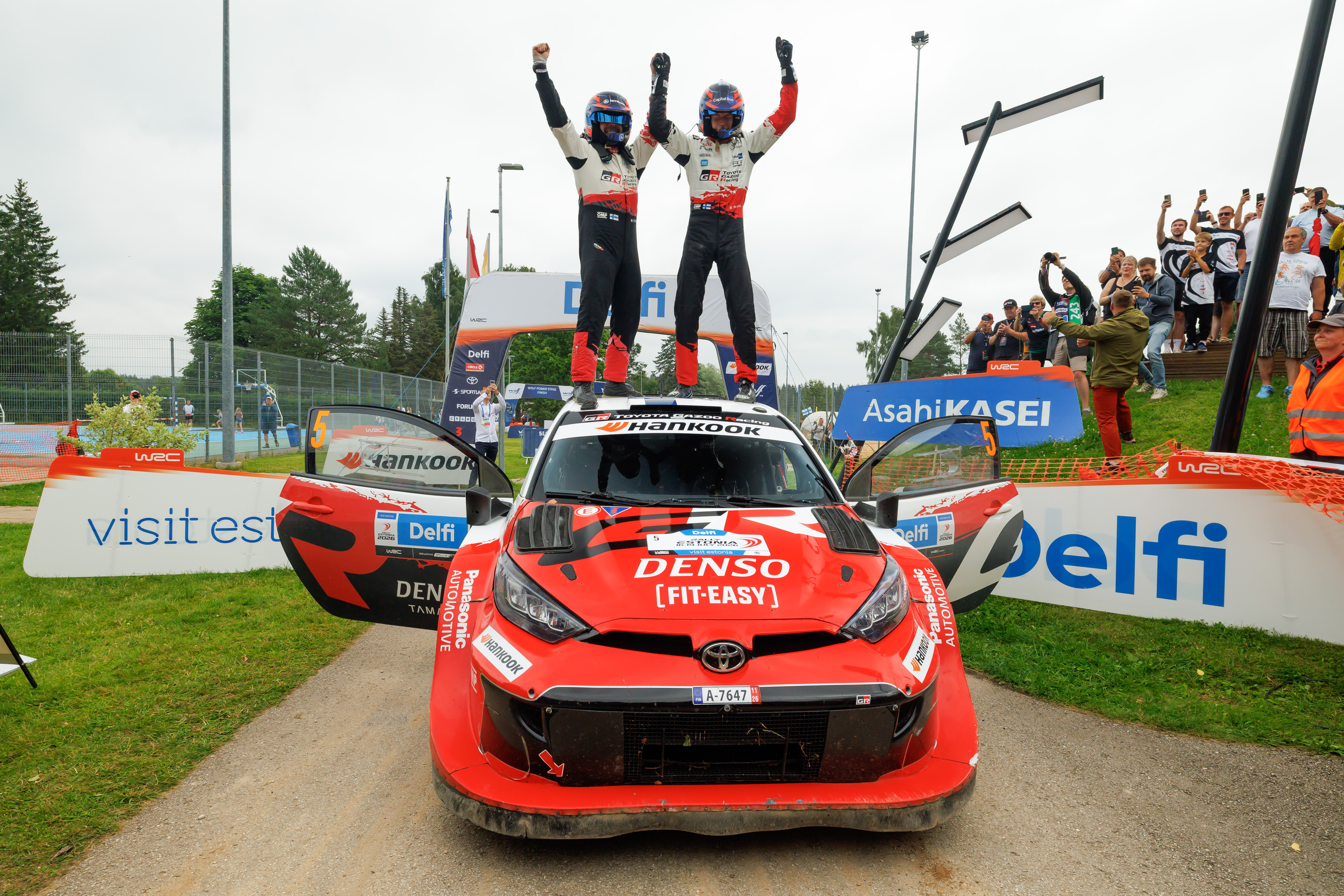 Pajari feiert ersten WRC-Sieg<br>
Toyota erzielt Doppelsieg bei der Rallye Estland<br>
von links nach rechts:  Marko Salminen, Sami Pajari
