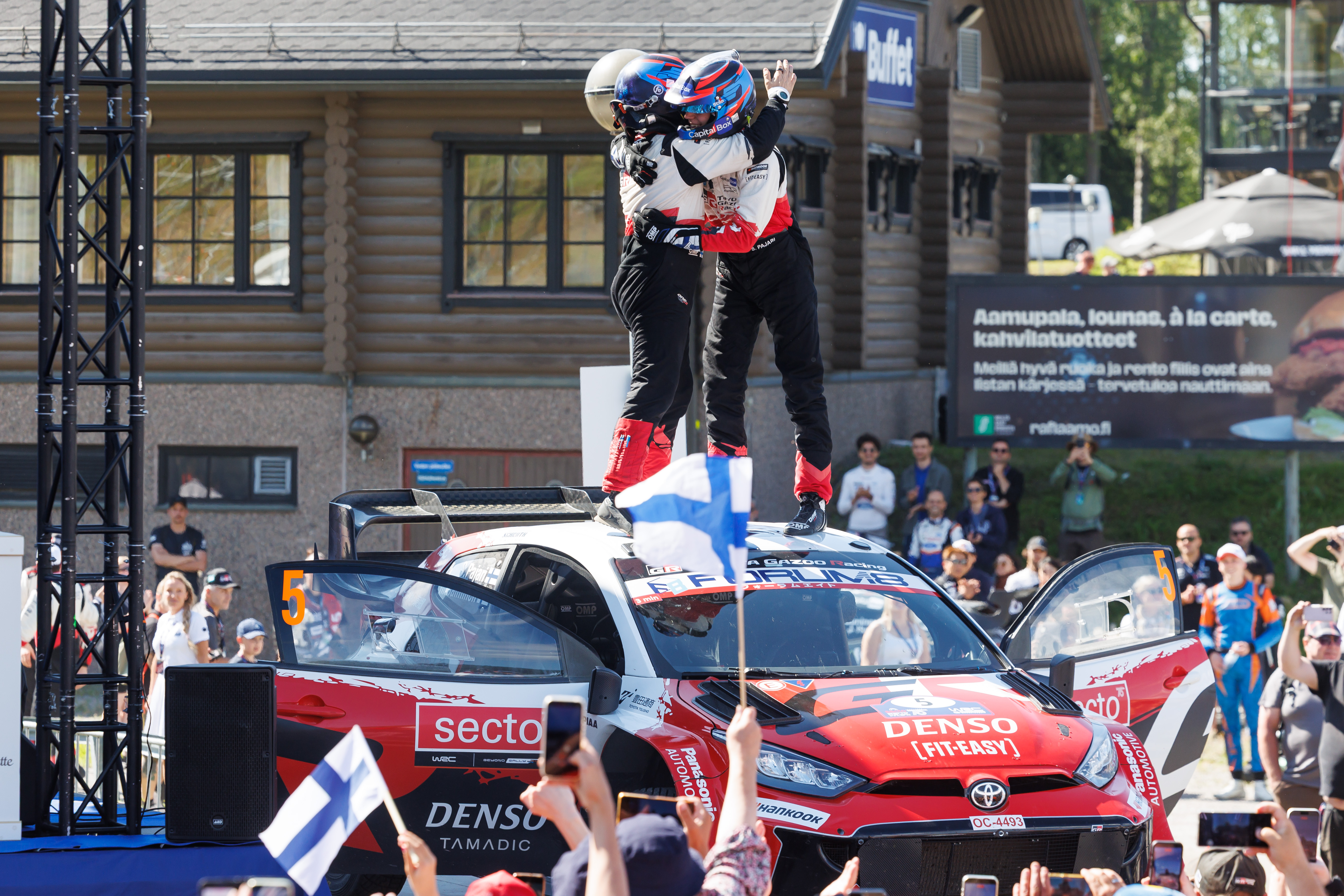 Flying Finn Pajari triumphiert mit Heimsieg für das TGR-WRT<br>
Zwei Wochen nach Estland gewinnt Sami Pajari auch die Rallye Finnland und führt Toyota beim Heimspiel zum Dreifachsieg