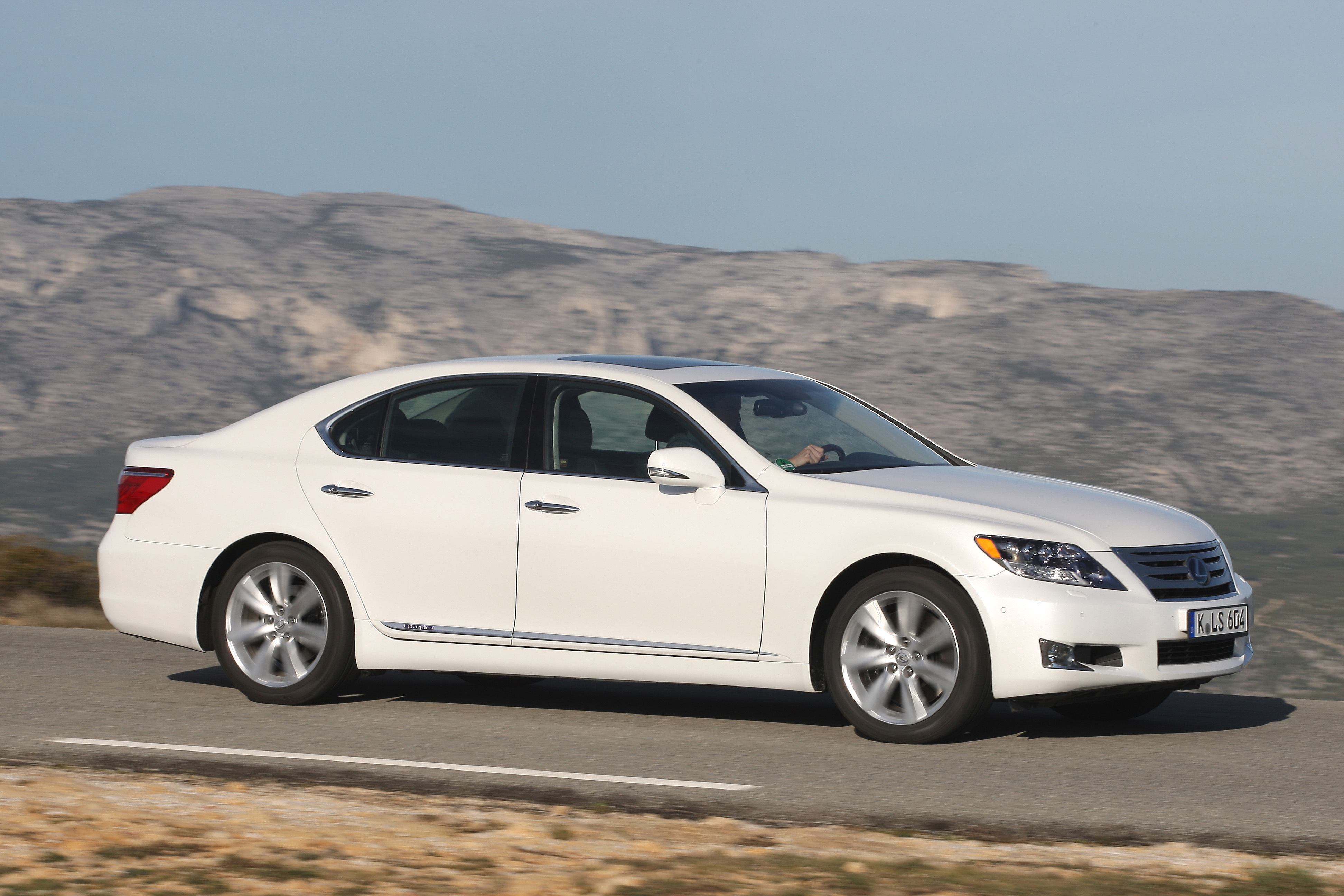 LS600h_2010_01