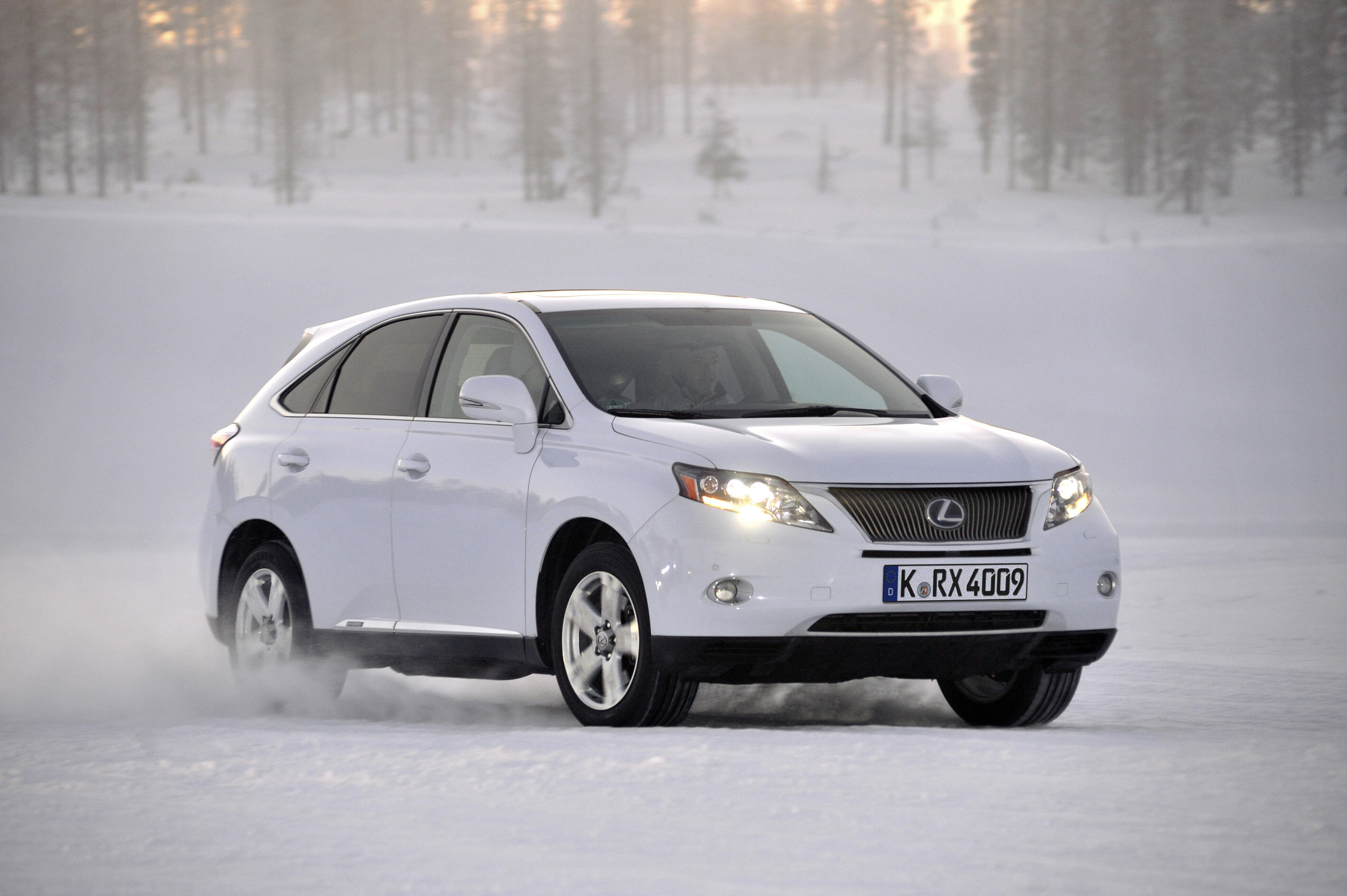 LEXUS Hybrid Drive mit "Snow"-Modus für Eis und Schnee