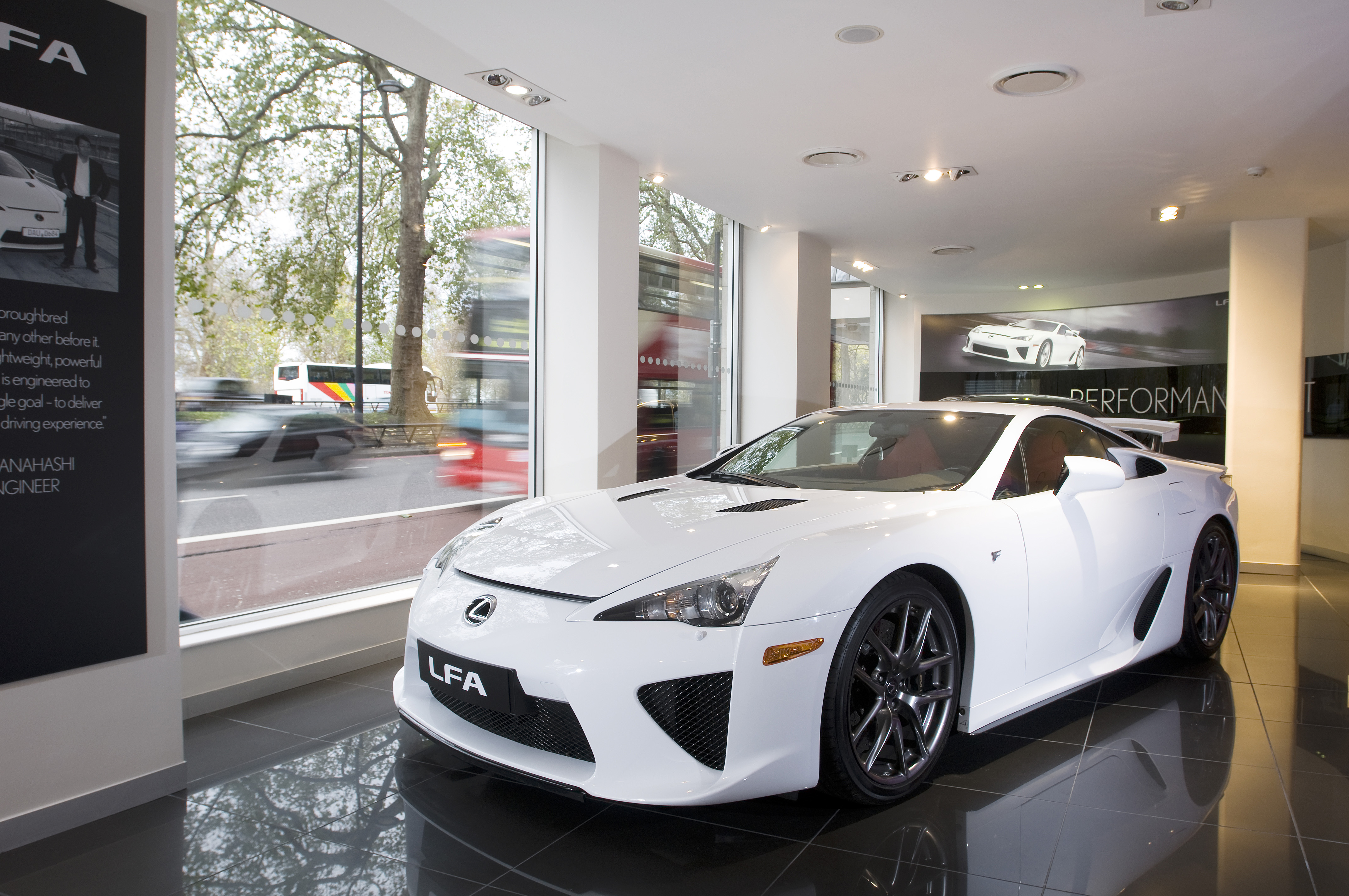 Showroom für den Lexus LFA in London