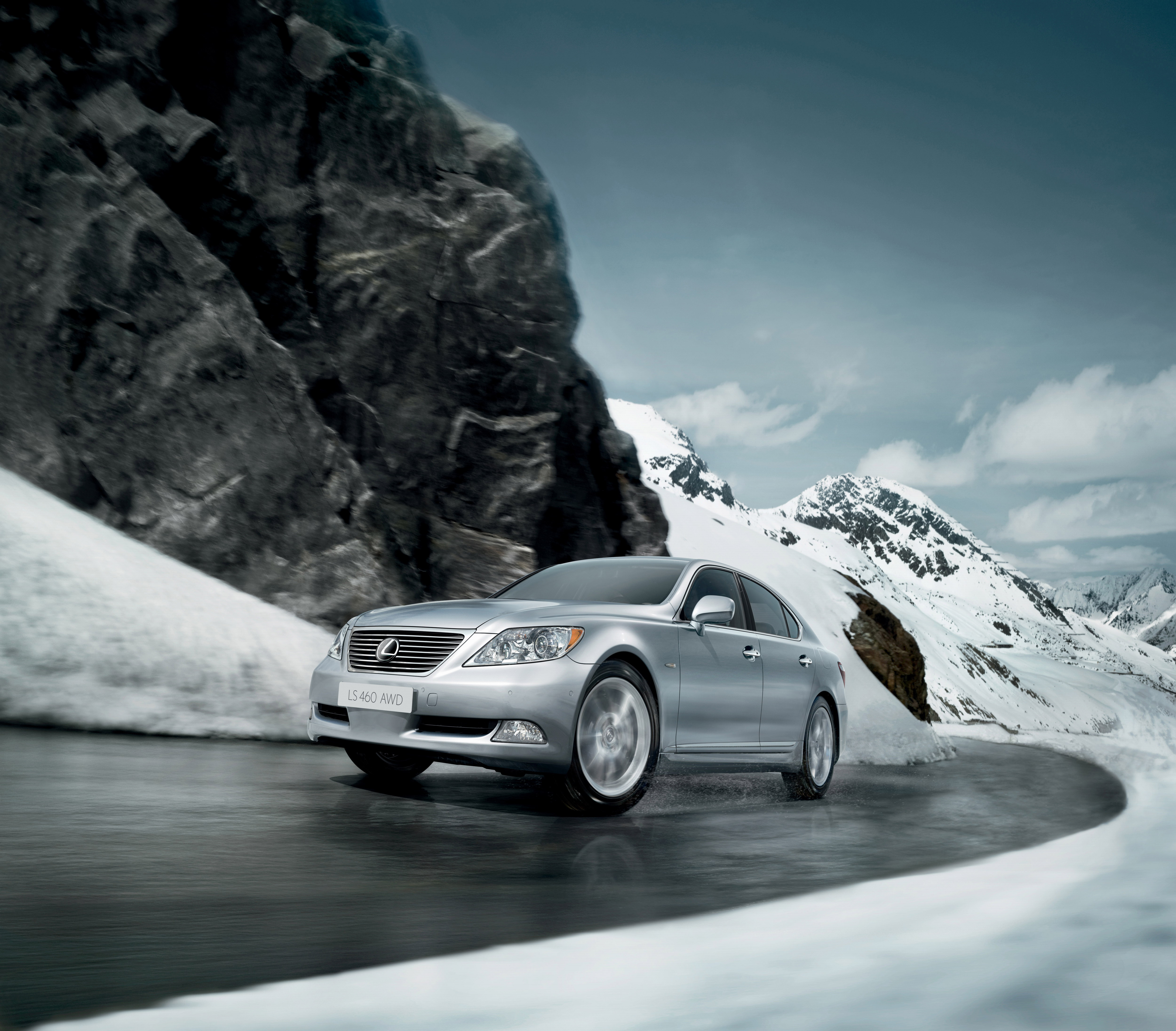 Lexus LS 460 AWD feiert Weltpremiere in Moskau: Permanenter variabler Allradantrieb für optimale Traktion
