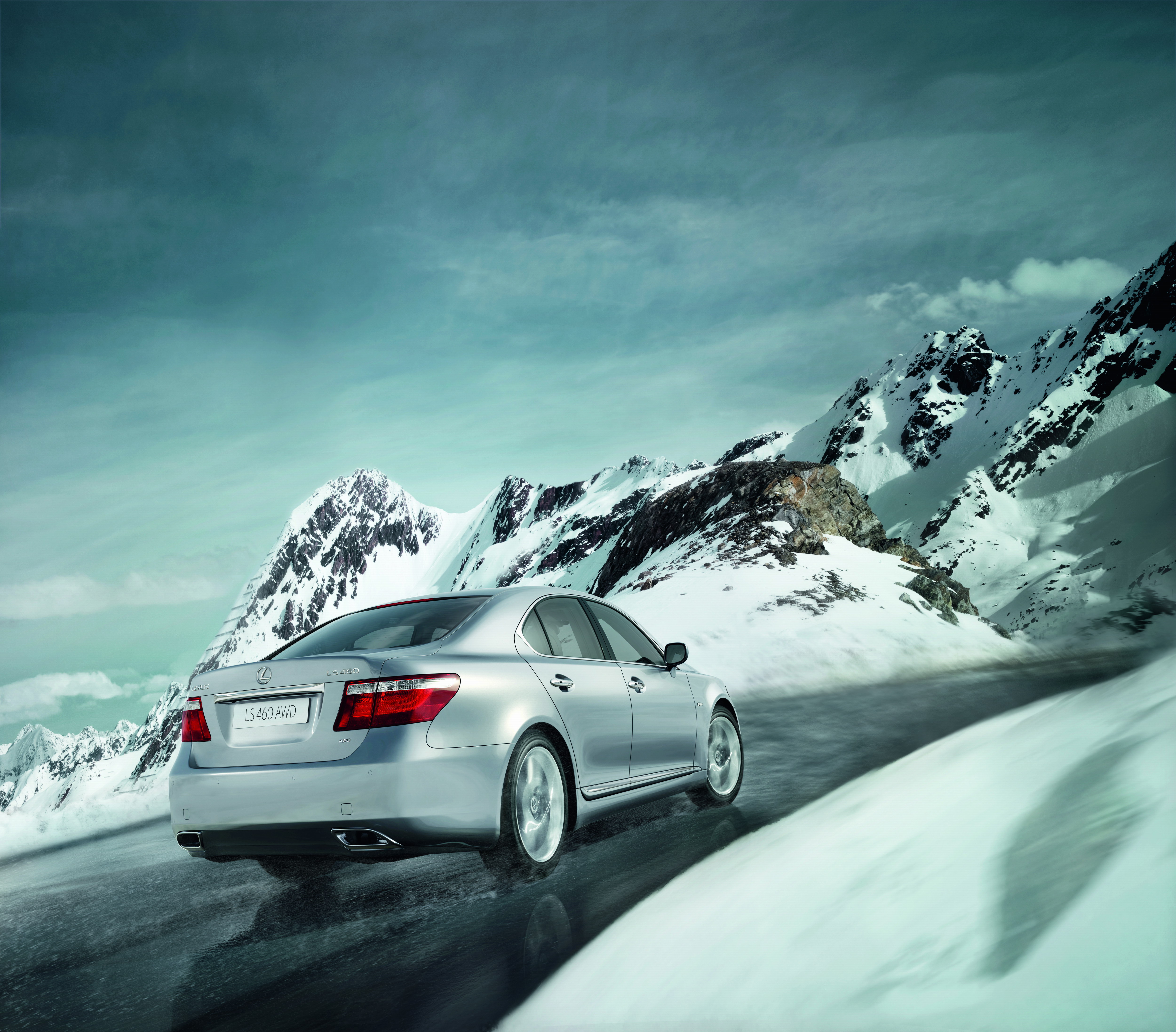 Lexus LS 460 AWD feiert Weltpremiere in Moskau: Permanenter variabler Allradantrieb für optimale Traktion