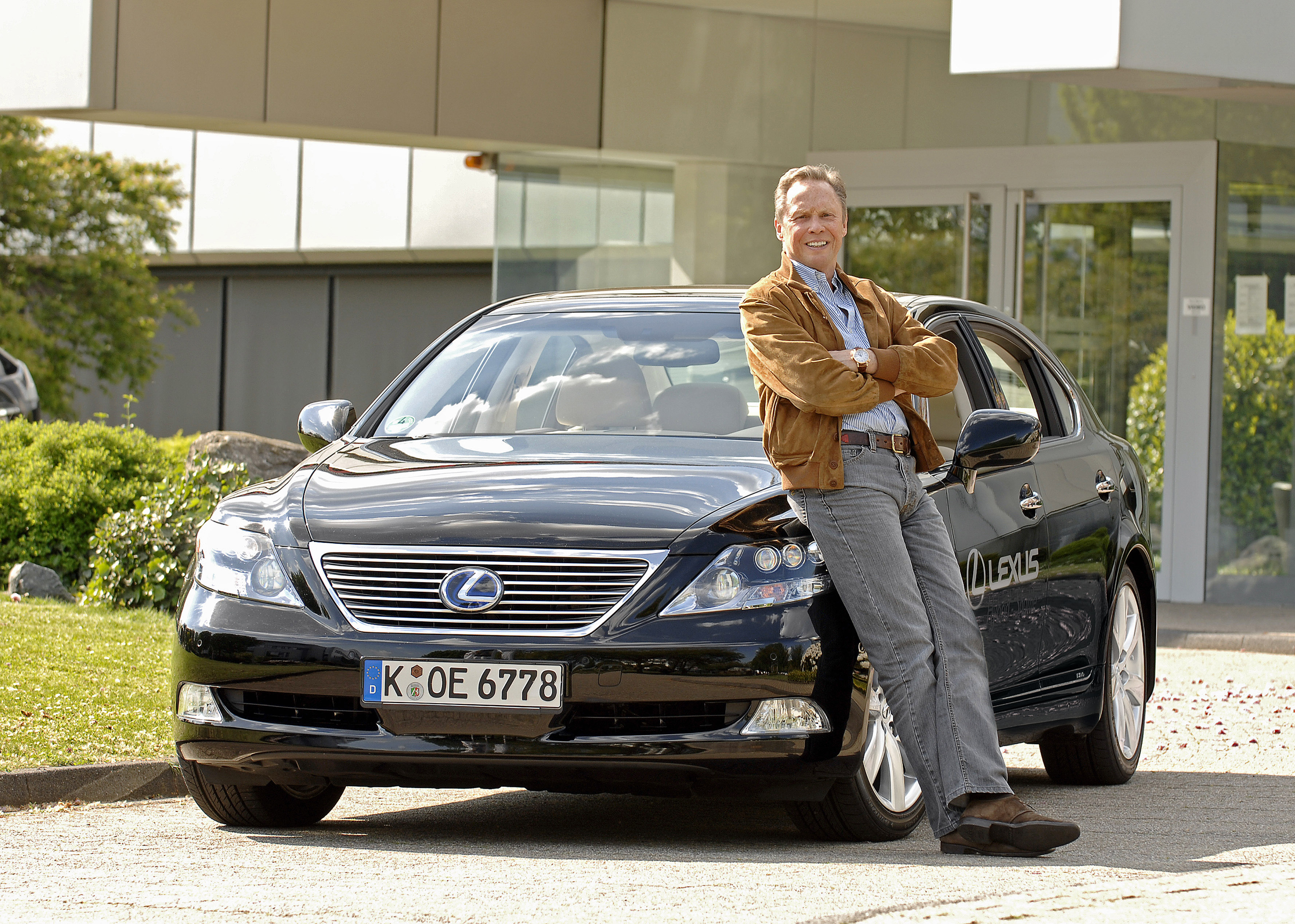Perfektes Entertainment - Peter Kraus geht im Lexus LS 600h L auf Tournee