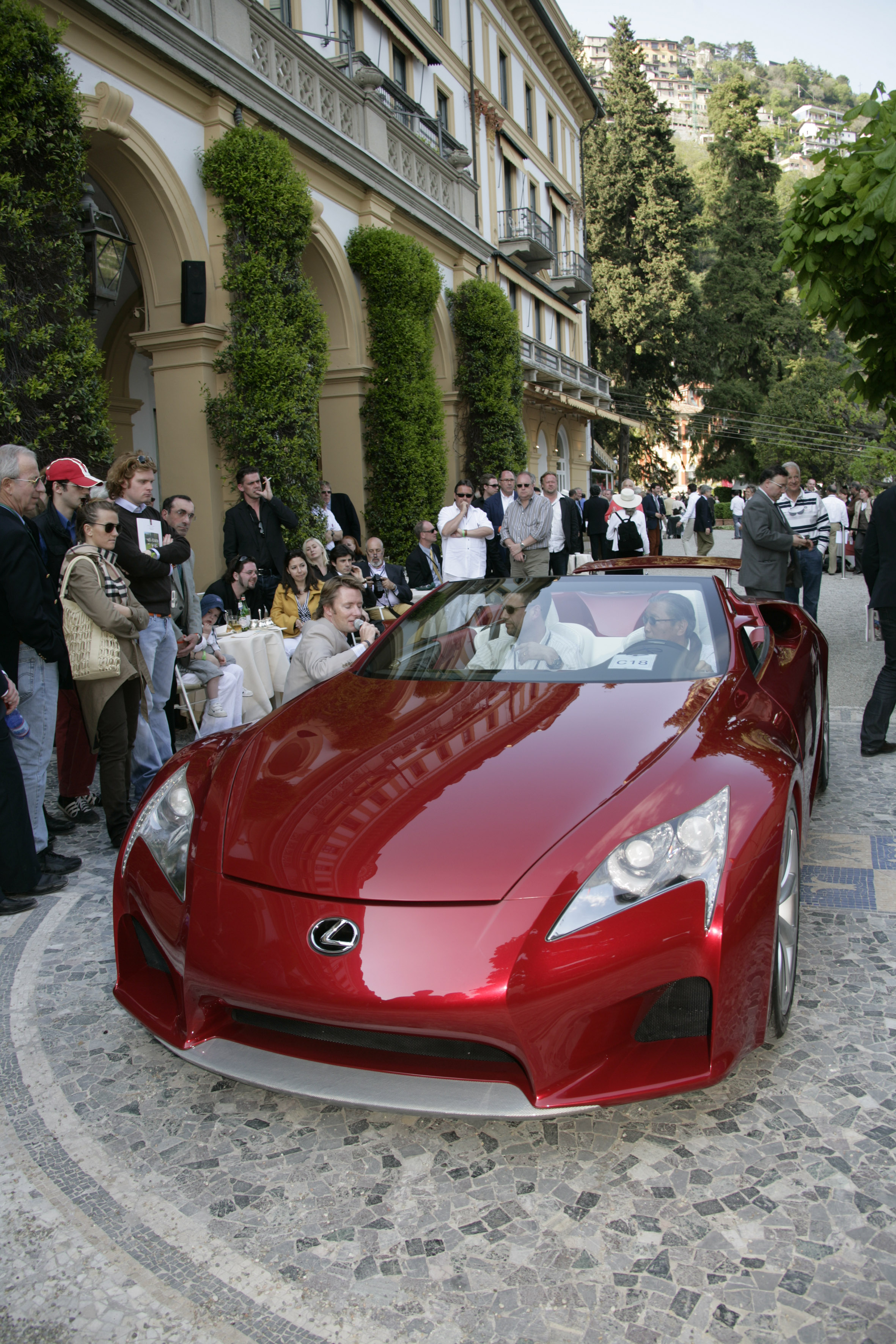 Erstes Roll-Out unter freiem Himmel: Lexus LF-A Roadster beim Concorso d'Eleganza Villa d'Este am Comer See.
