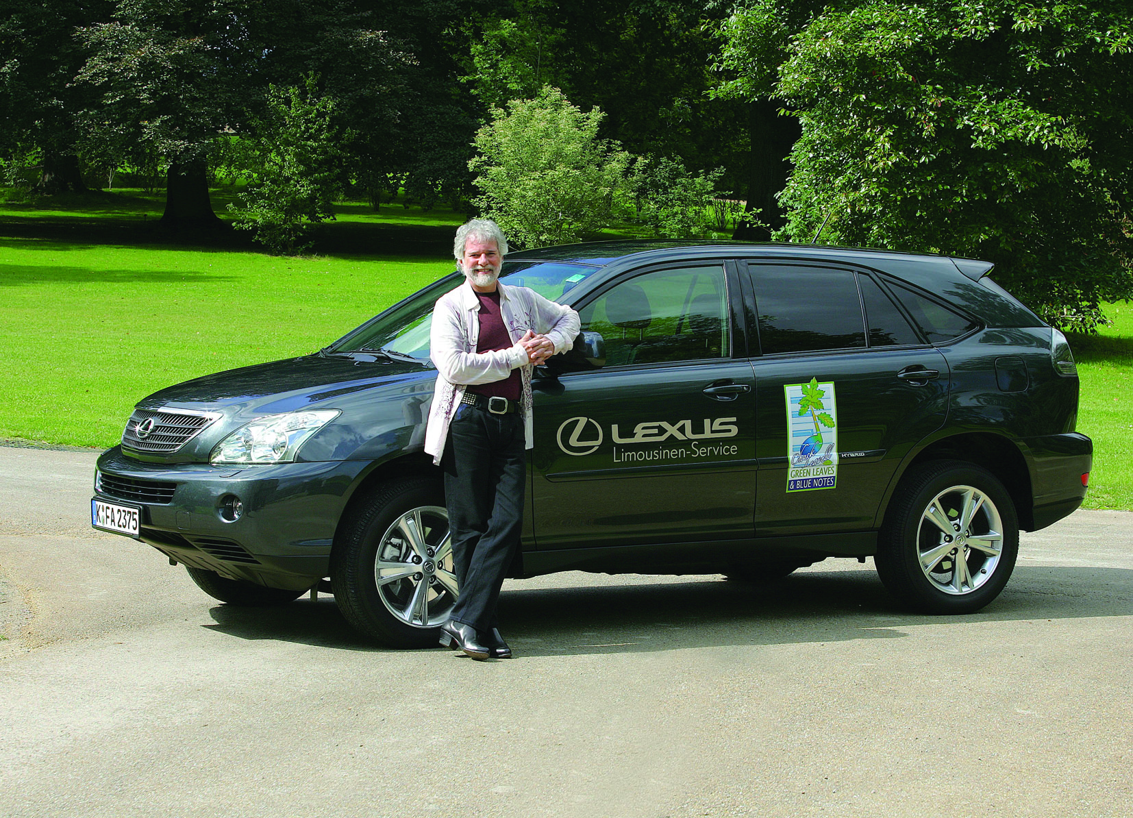 Stones-Pianist auf tour im Hybrid-SUV.