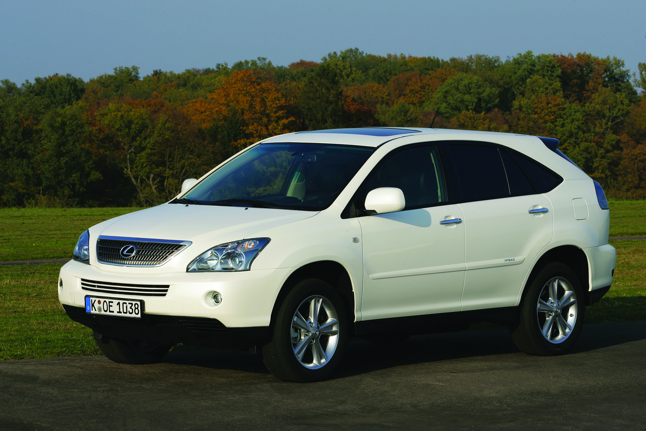 Der Lexus RX 400h zeigt sich zum Modelljahr 2008 mit einer neu gestalteten Frontpartie.