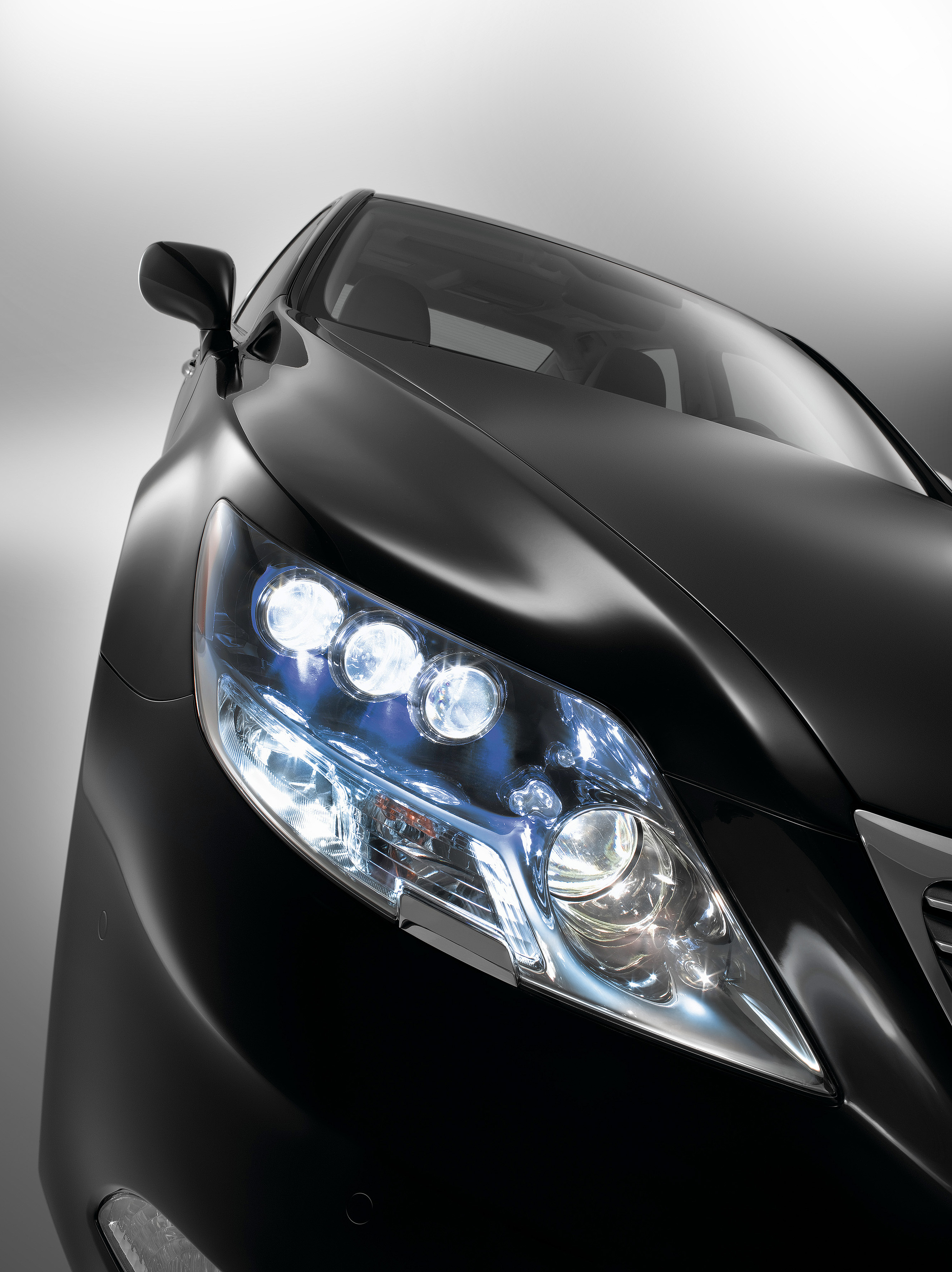 Lexus LS 600h erstes Serienauto mit LED-Abblendlicht
